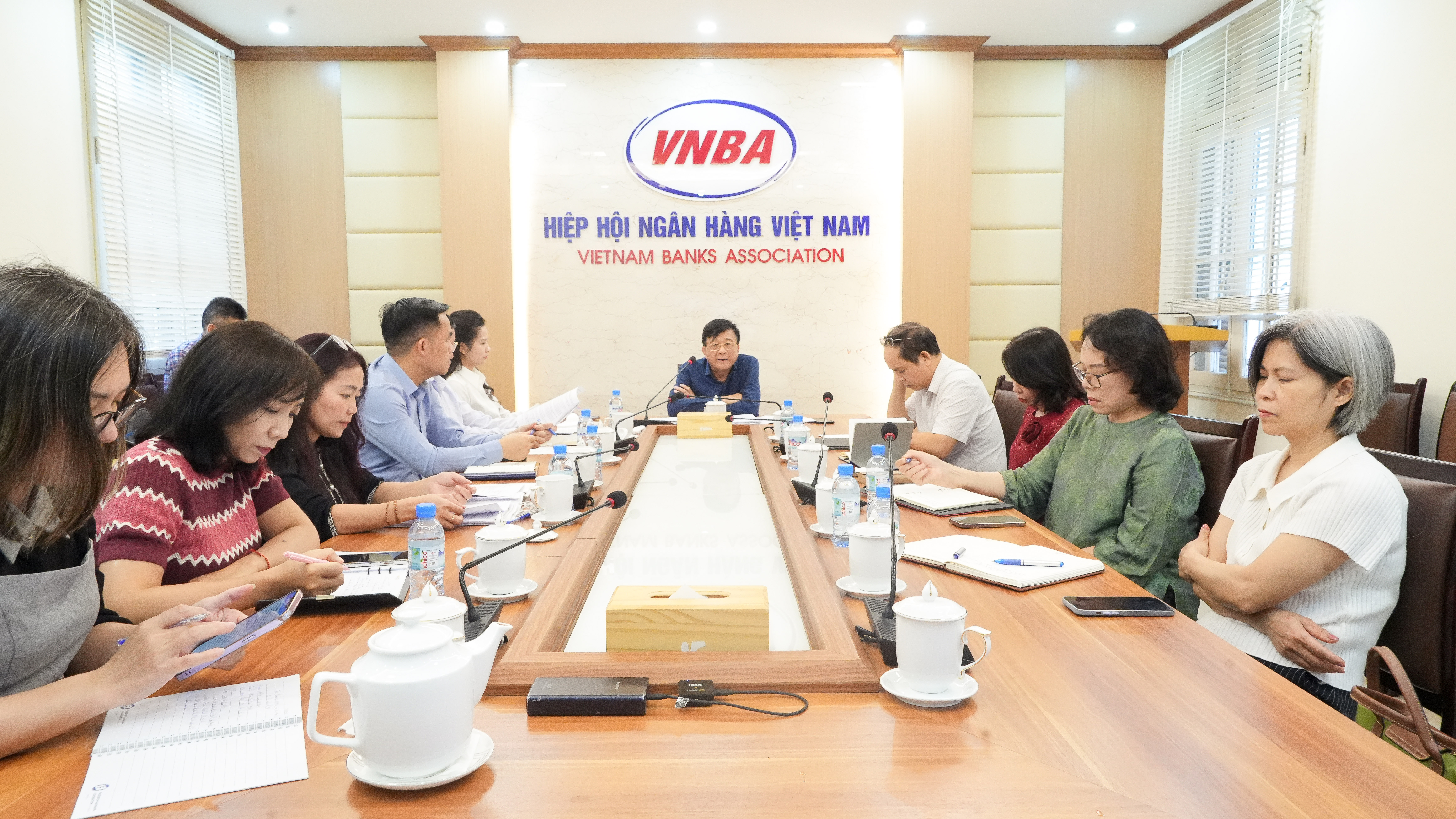 Phó Chủ tịch Hội đồng Hiệp hội kiêm Tổng Thư ký Hiệp hội Nguyễn Quốc Hùng cùng lãnh đạo các ban, đơn vị họp tại Cơ quan Thường trực Hiệp hội Ngân hàng Việt Nam