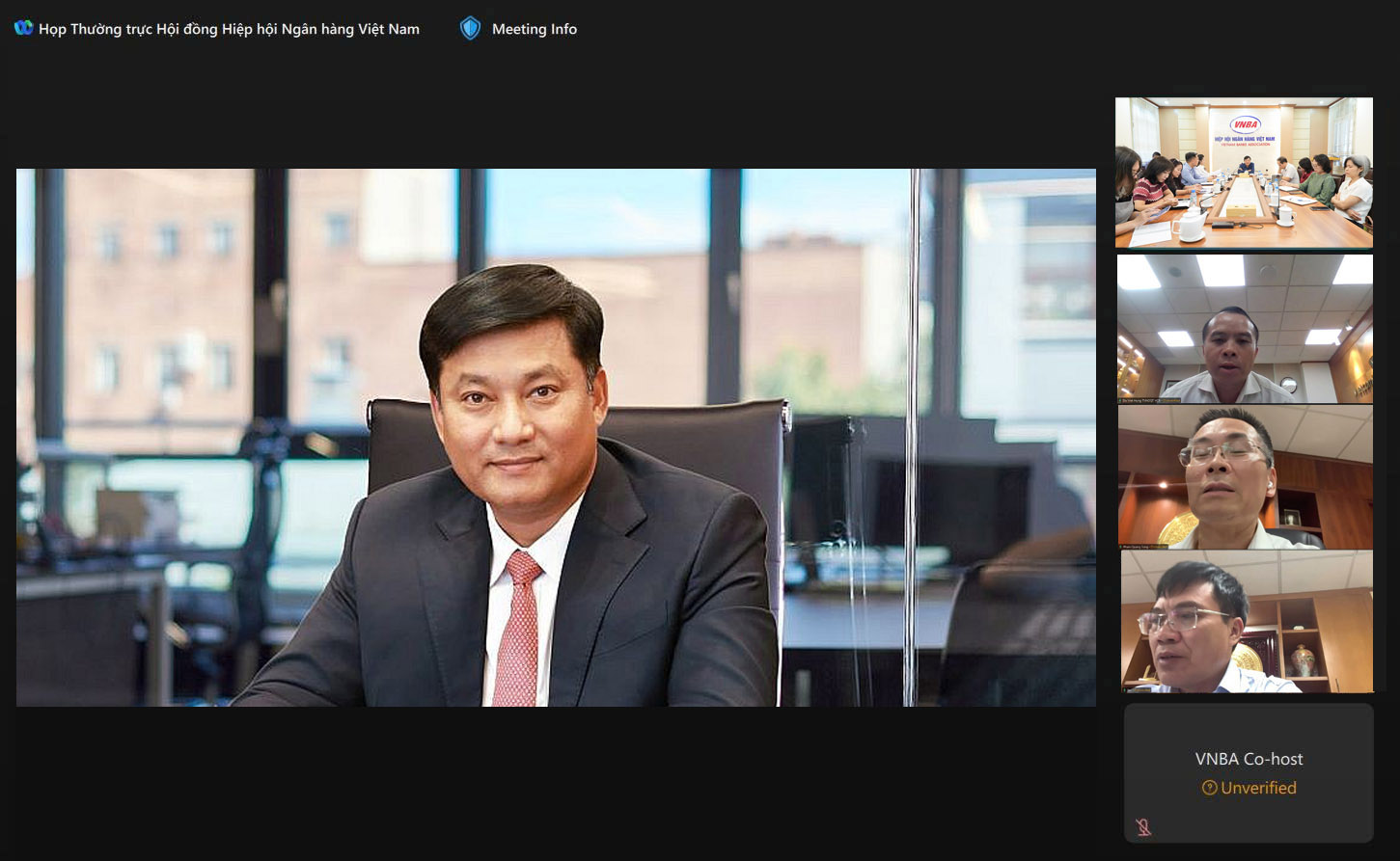 Ông Phạm Toàn Vượng - Chủ tịch Hội đồng Hiệp hội, Thành viên Hội đồng Thành viên, Tổng Giám đốc Agribank và thành viên Hội đồng Hiệp hội tham gia họp trực tuyến