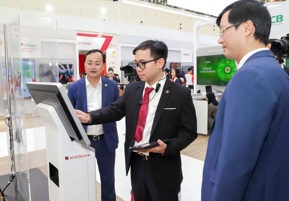 Ông Tô Huy Vũ, Chủ tịch HĐTV Agribank tại Quầy giao dịch thông minh