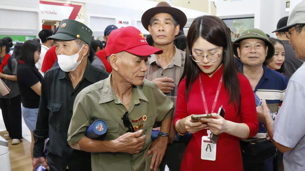 Gian hàng Agribank thu hút đông đảo khách tham quan và tham gia dịch vụ