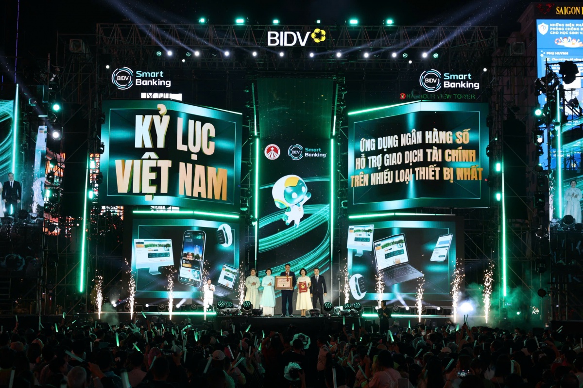 Đêm nhạc hội “Emerald X - Chạm di sản, mở tương lai” tại phố đi bộ Nguyễn Huệ (TP.HCM) đã tạo nên dấu ấn đặc biệt khi hàng ngàn khán giả cùng chứng kiến khoảnh khắc BIDV SmartBanking được vinh danh Kỷ lục Việt Nam.