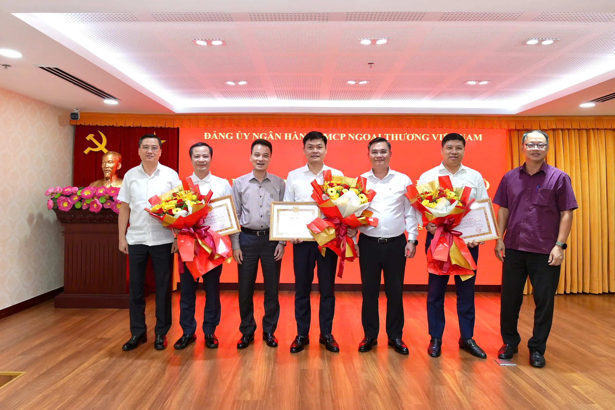 Đảng bộ Vietcombank khen thưởng các Tiểu ban và Tổ giúp việc có thành tích xuất sắc trong công tác tổ chức Đại hội đại biểu Đảng bộ Vietcombank lần thứ V