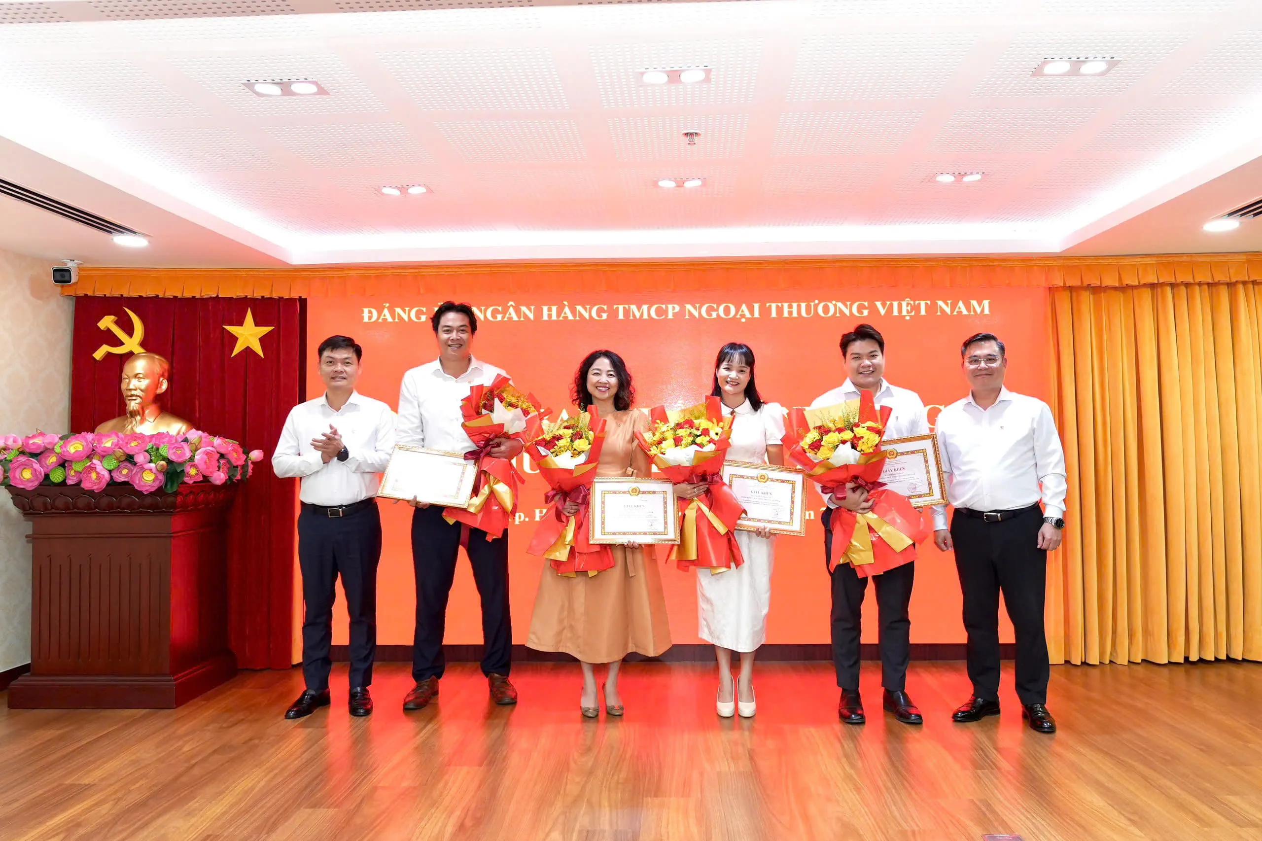 Đảng bộ Vietcombank khen thưởng các cơ quan tham mưu giúp việc của Đảng ủy đã có thành tích xuất sắc trong công tác tổ chức Đại hội đại biểu Đảng bộ Vietcombank lần thứ V