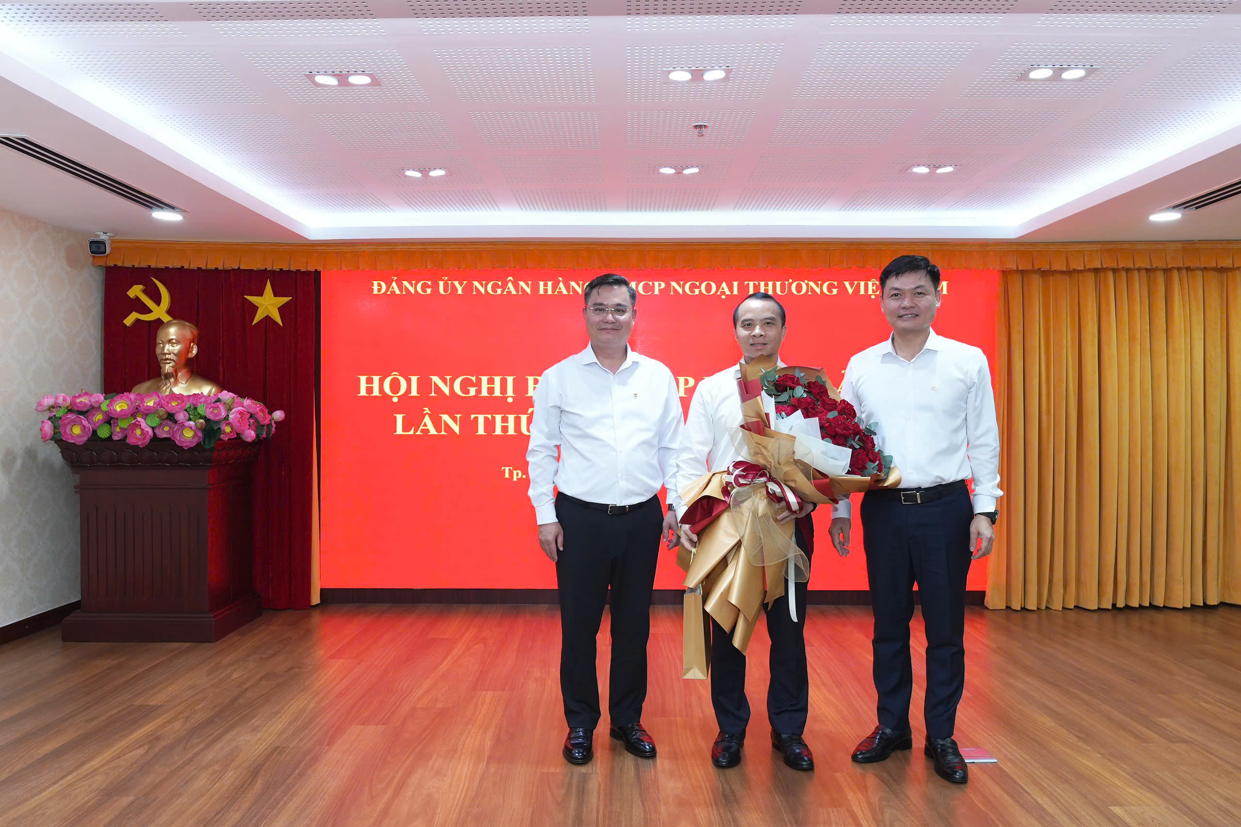 Thay mặt Đảng bộ Vietcombank, đ/c Nguyễn Thanh Tùng - Uỷ viên BCH Đảng bộ Chính phủ Bí thư Đảng ủy, Chủ tịch HĐQT Vietcombank (bên trái) và đ/c Nguyễn Danh Phương - Phó Bí thư Đảng ủy (bên phải) tặng hoa tri ân đ/c Đỗ Việt Hùng - Phó Bí thư Thường trực Đảng ủy nhiệm kỳ 2020 - 2025