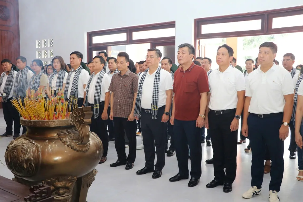 Đoàn công tác Đảng bộ Vietcombank dâng hương tưởng nhớ công ơn của Chủ tịch Hồ Chí Minh và các anh hùng liệt sĩ tại Di tích quốc gia đặc biệt Trung ương Cục miền Nam