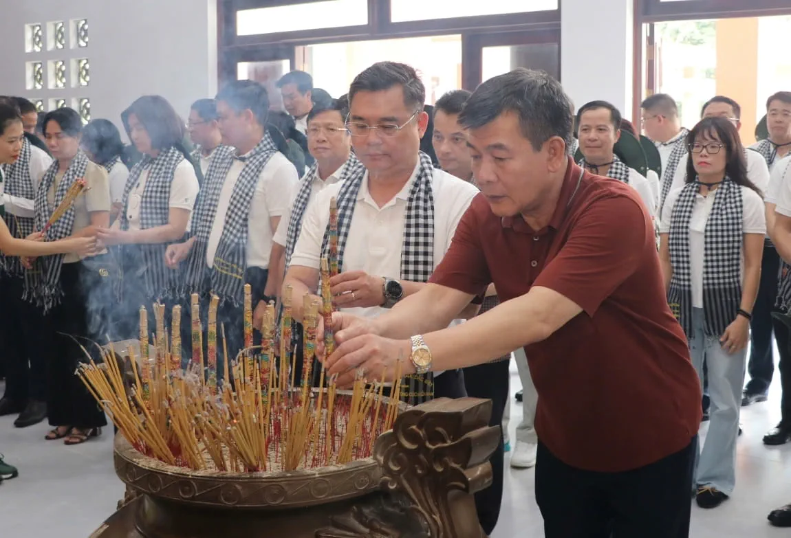 Đ/c Nguyễn Đức Phong - Phó Bí thư chuyên trách Đảng ủy Chính phủ và đ/c Nguyễn Thanh Tùng - Bí thư Đảng ủy, Chủ tịch HĐQT, Trưởng đoàn công tác Đảng bộ Vietcombank dâng hương tưởng nhớ công ơn của Chủ tịch Hồ Chí Minh và các anh hùng liệt sĩ tại Di tích quốc gia đặc biệt Trung ương Cục miền Nam