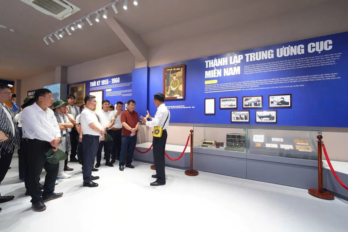 Đoàn công tác Đảng bộ Vietcombank tới thăm Nhà trưng bày khu di tích lịch sử văn hóa Quốc gia đặc biệt căn cứ Trung ương Cục miền Nam - Nơi khắc ghi bao dấu ấn lịch sử hào hùng, tiêu biểu với hoạt động của “Ban tài chính đặc biệt” (N.2683), “Ban Ngân tín” (R-C32) phối hợp mật thiết với “Quỹ ngoại tệ đặc biệt” (B.29 tại Vietcombank) góp phần chi viện cho chiến trường miền Nam trong giai đoạn kháng chiến chống Mỹ