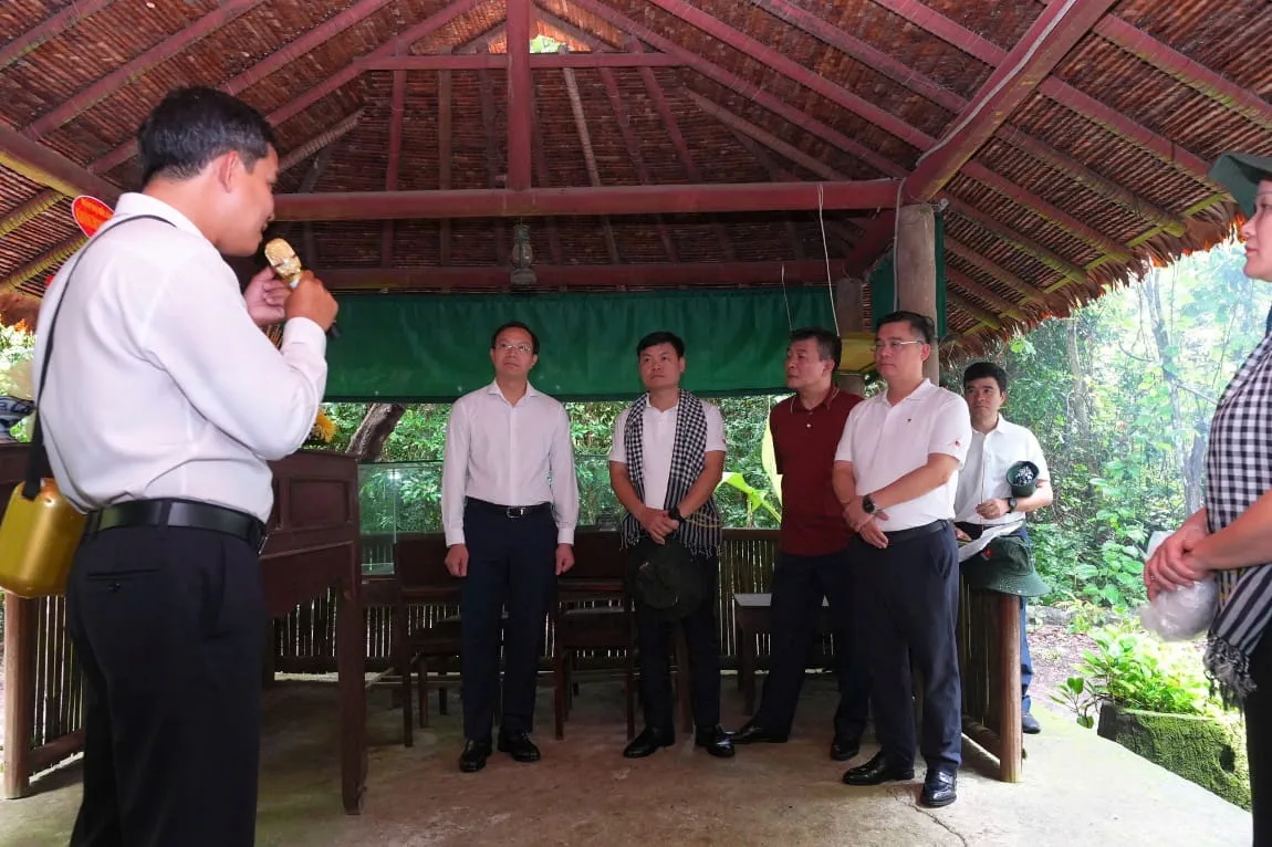 Đoàn công tác Đảng bộ Vietcombank tham quan nhà làm việc của đ/c Nguyễn Văn Linh, đ/c Nguyễn Chí Thanh, đ/c Võ Văn Kiệt cùng nhiều địa danh lịch sử tại Di tích quốc gia đặc biệt Trung ương Cục miền Nam