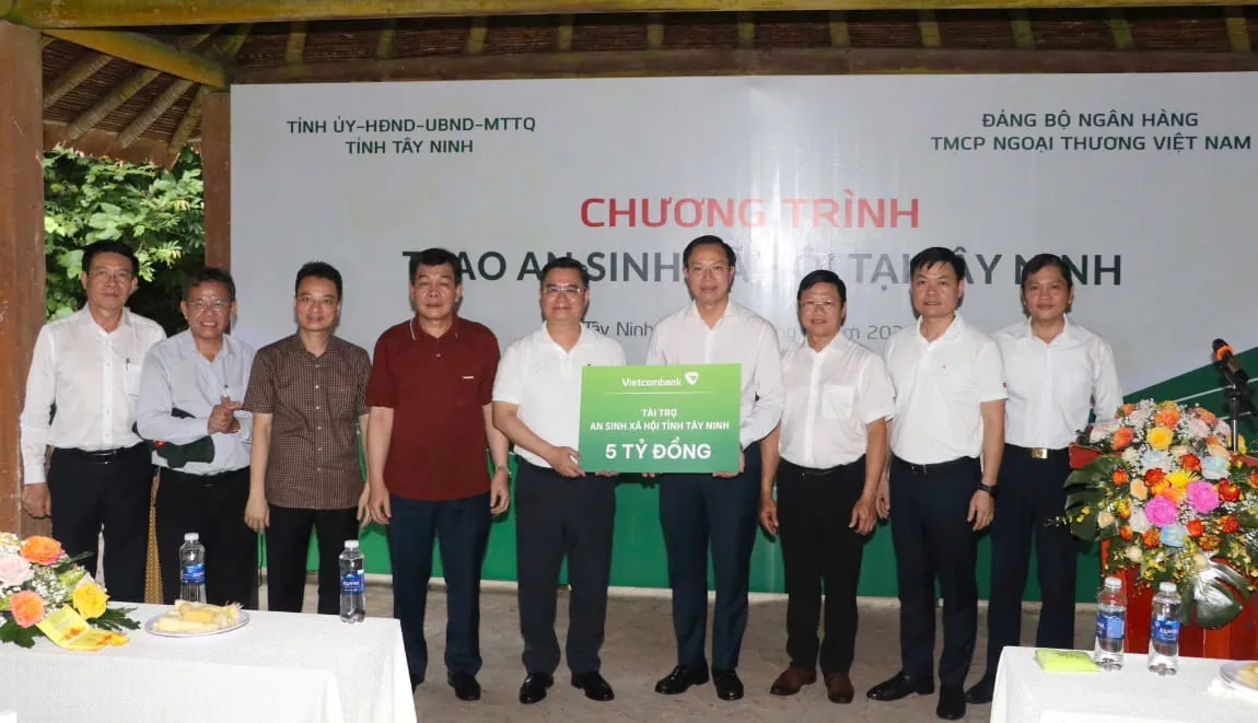 Thay mặt đoàn công tác, đ/c Nguyễn Thanh Tùng - Bí thư Đảng ủy, Chủ tịch HĐQT Vietcombank (thứ 5 từ trái sang) trao biển tượng trưng 05 tỷ đồng ủng hộ an sinh xã hội tỉnh Tây Ninh