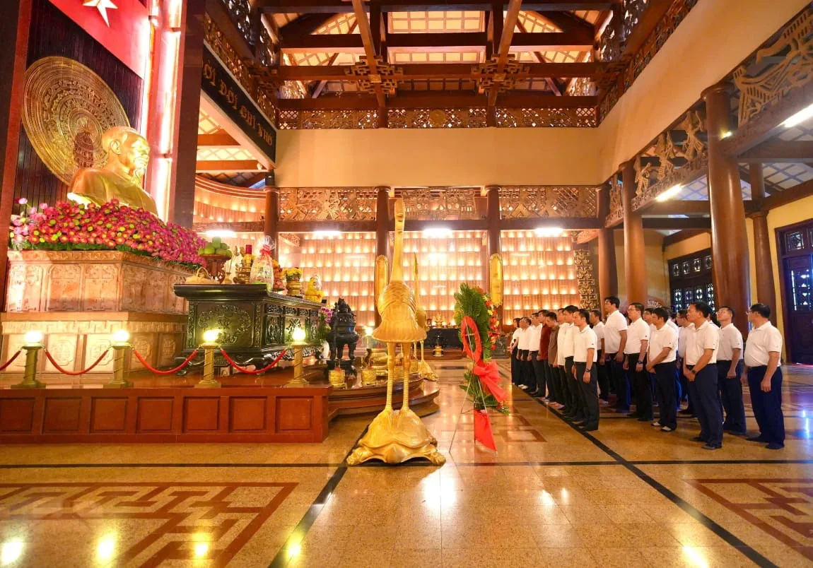 Đoàn công tác Đảng bộ Vietcombank dâng hương tại Đền tưởng niệm Bến Dược