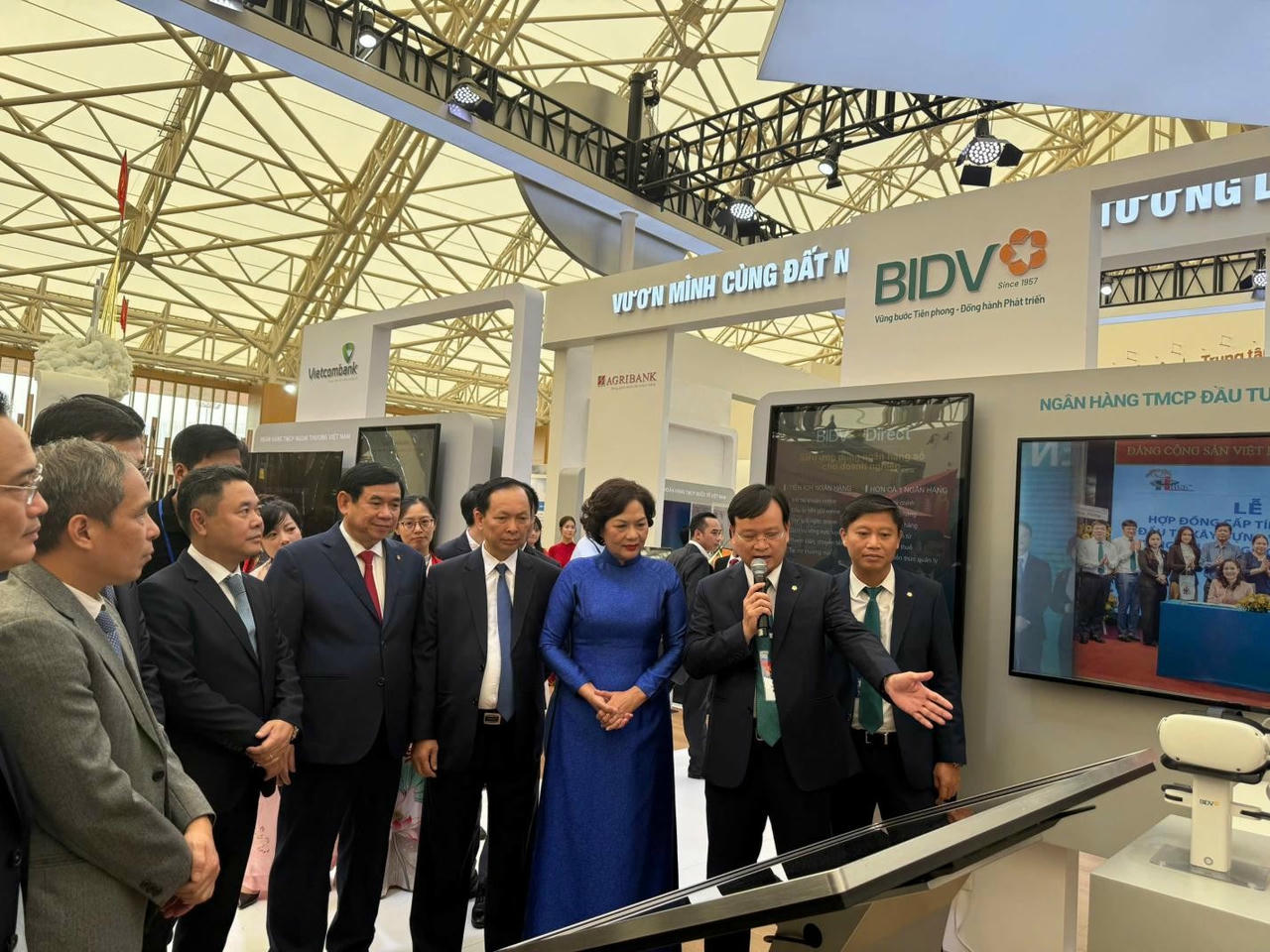 Phó Tổng Giám đốc Phan Thanh Hải giới thiệu sản phẩm dịch vụ BIDV tới Lãnh đạo Ngân hàng Nhà nước