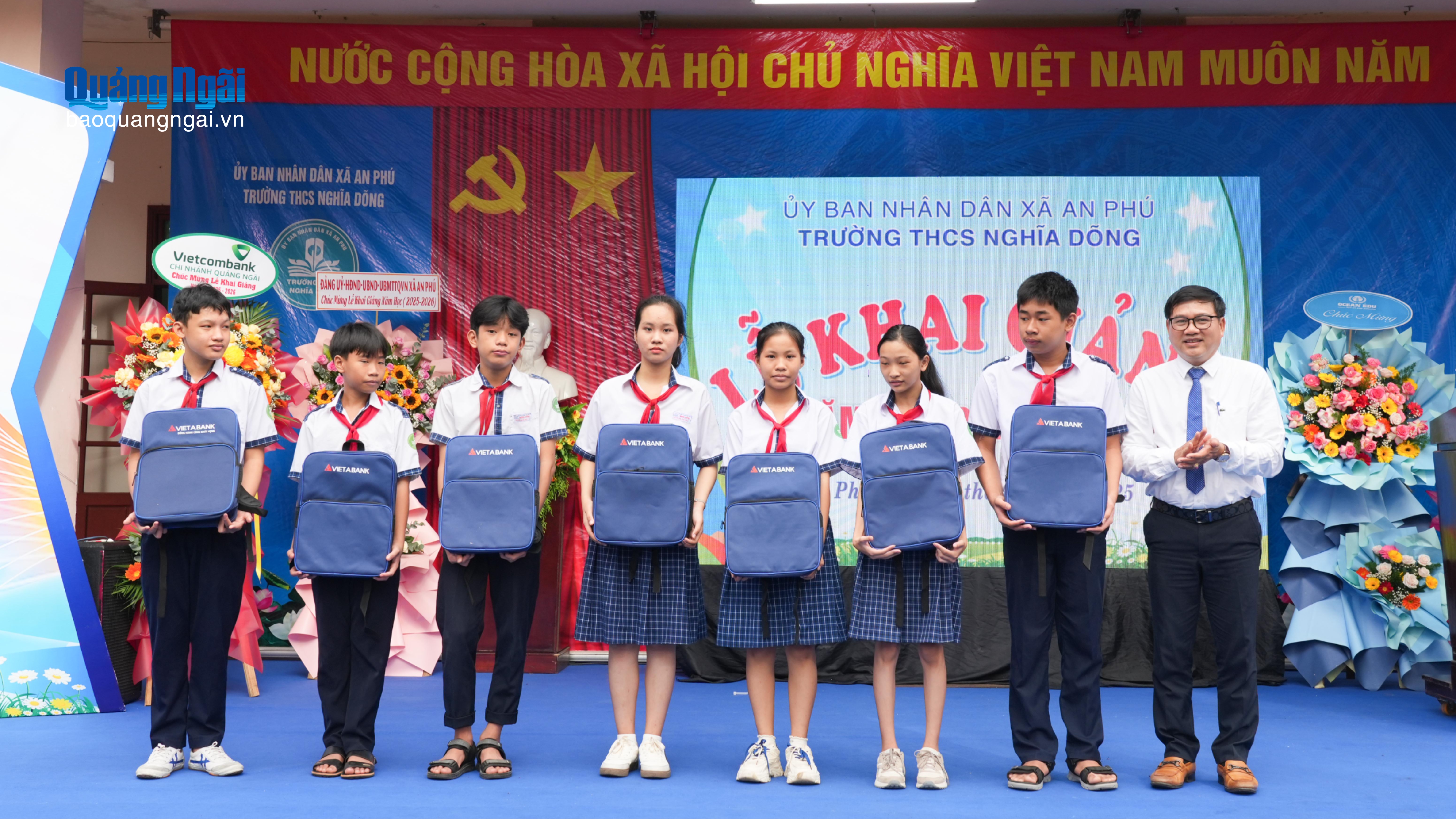 VietABank Quảng Ngãi trao quà, tiếp sức học sinh khó khăn