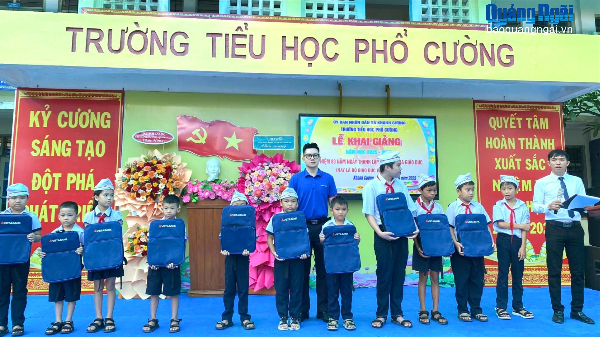 Trao quà cho các em học sinh Trường Tiểu học Phổ Cường, xã Khánh Cường.