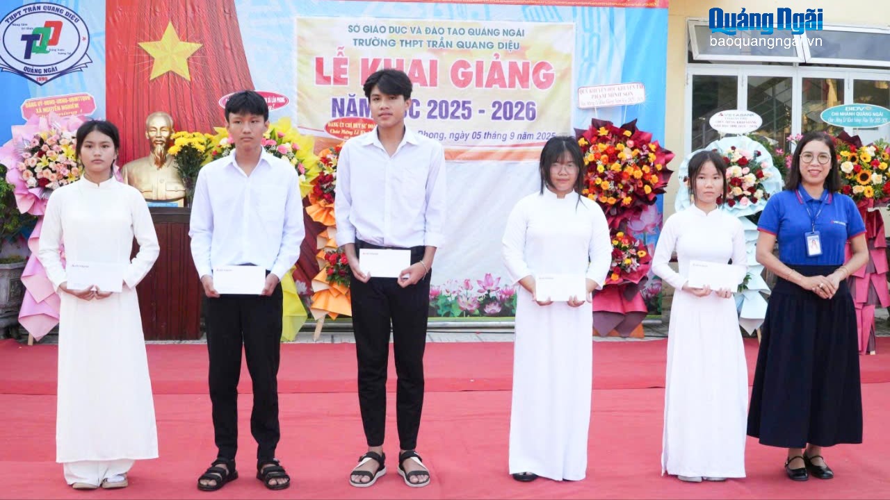 Trao học bổng cho các em học sinh ở Trường THPT Trần Quang Diệu, xã Lân Phong.