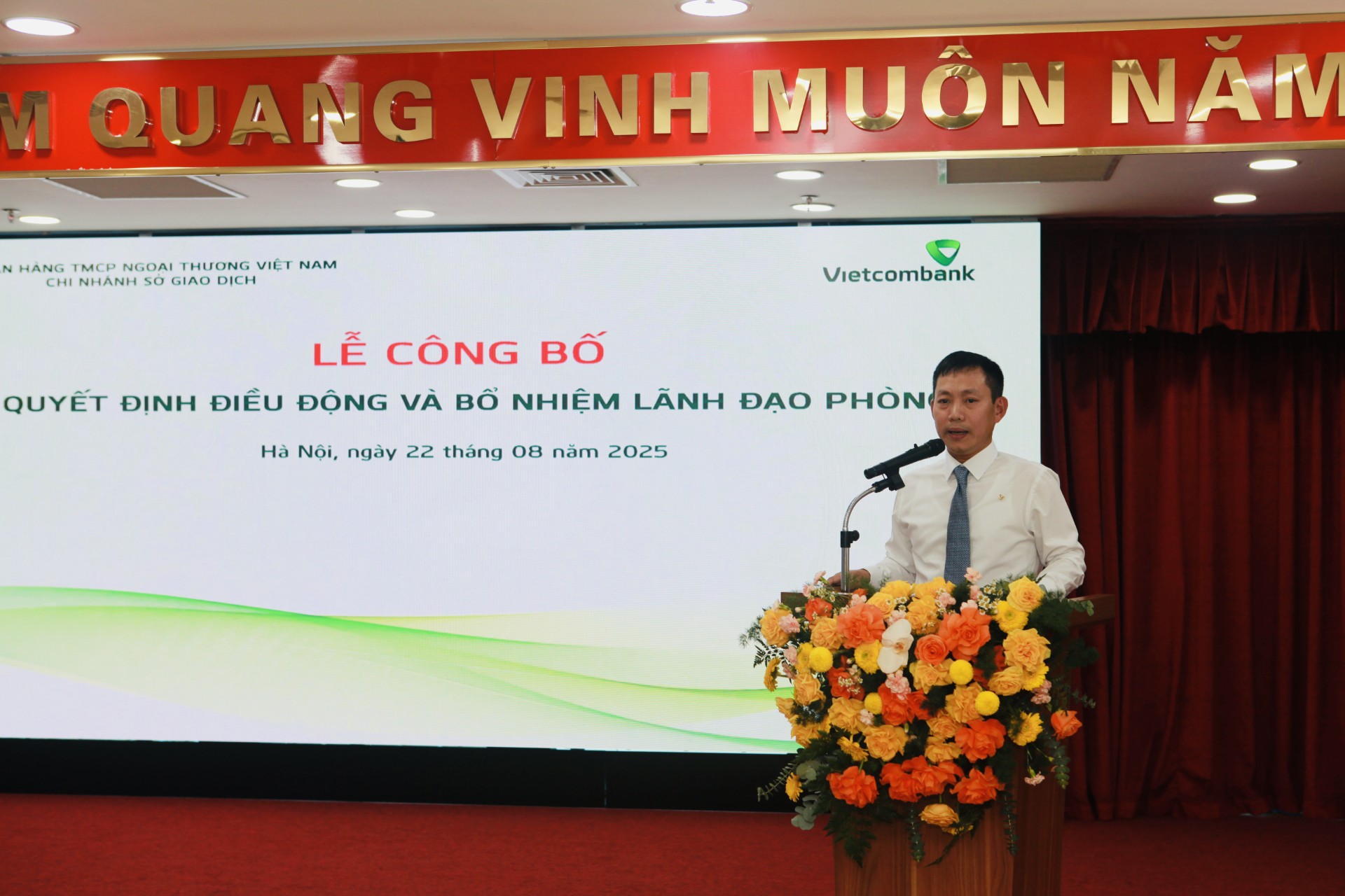 Ông Đặng Kiên Định - Bí thư Đảng ủy, Giám đốc Vietcombank Sở giao dịch phát biểu chỉ đạo và giao nhiệm vụ