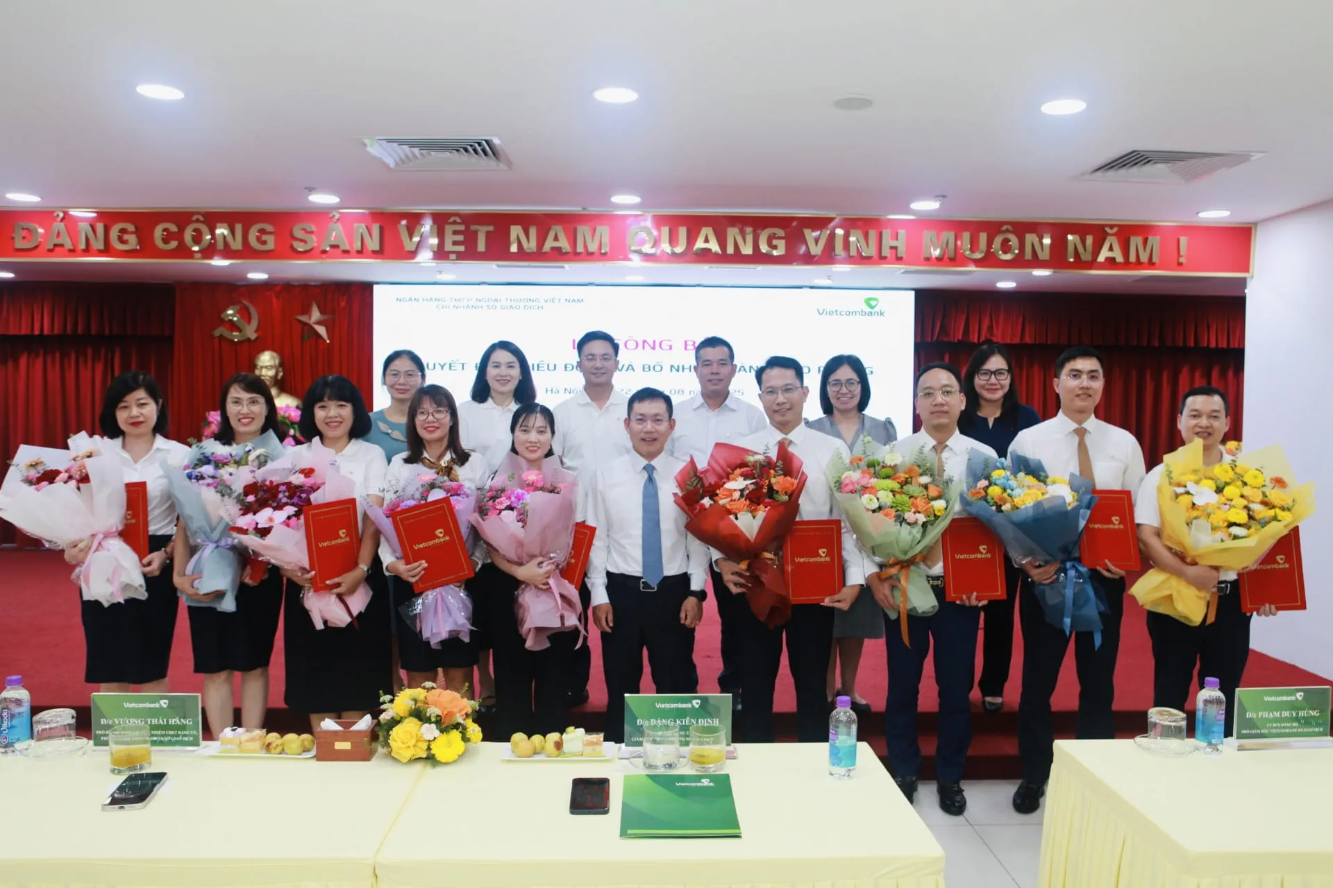 Ban Giám đốc Vietcombank Sở giao dịch chụp ảnh lưu niệm cùng các cán bộ được điều động, bổ nhiệm