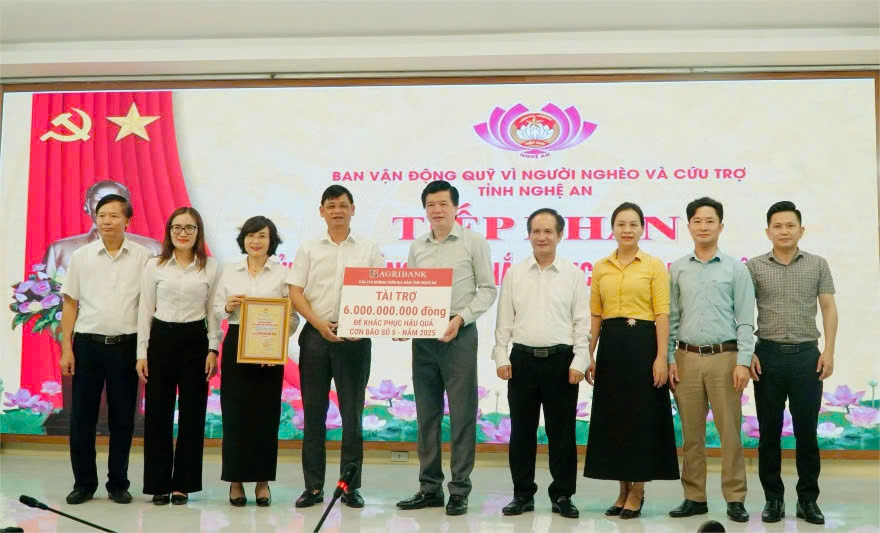 Đại diện các Chi nhánh Agribank trên địa bàn tỉnh Nghệ An trao tặng 6 tỷ đồng hỗ trợ địa phương khắc phục hậu quả bão Kajiki