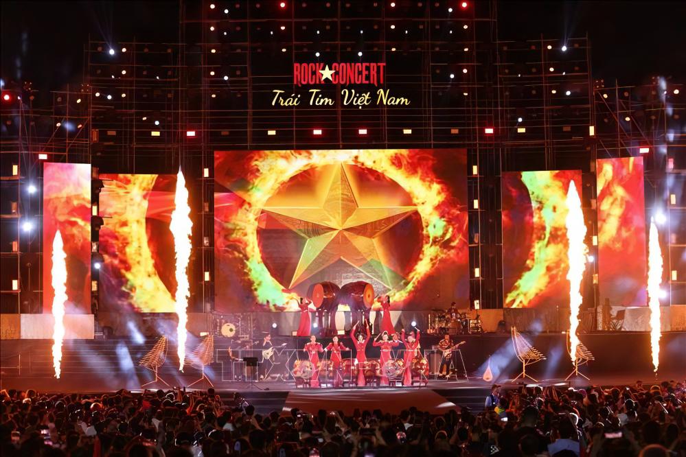 Sân khấu "Rock Concert - Trái tim Việt Nam" rực cháy