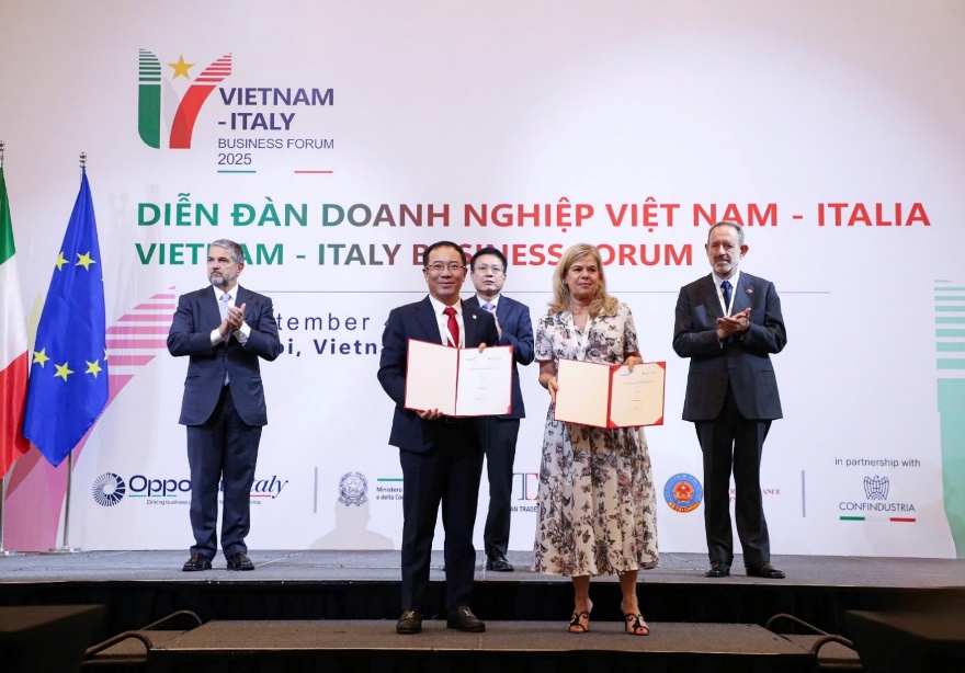 Agribank và SACE trao đổi MoU dưới sự chứng kiến của hai Thứ trưởng Bộ Tài chính Việt Nam và Bộ Doanh nghiệp Ý