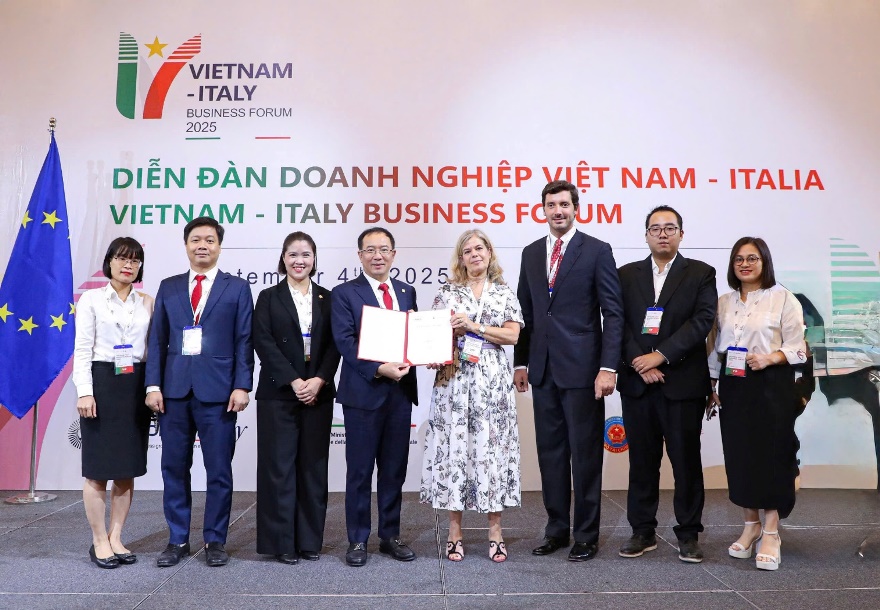 Đại diện Agribank và SACE tại Diễn đàn