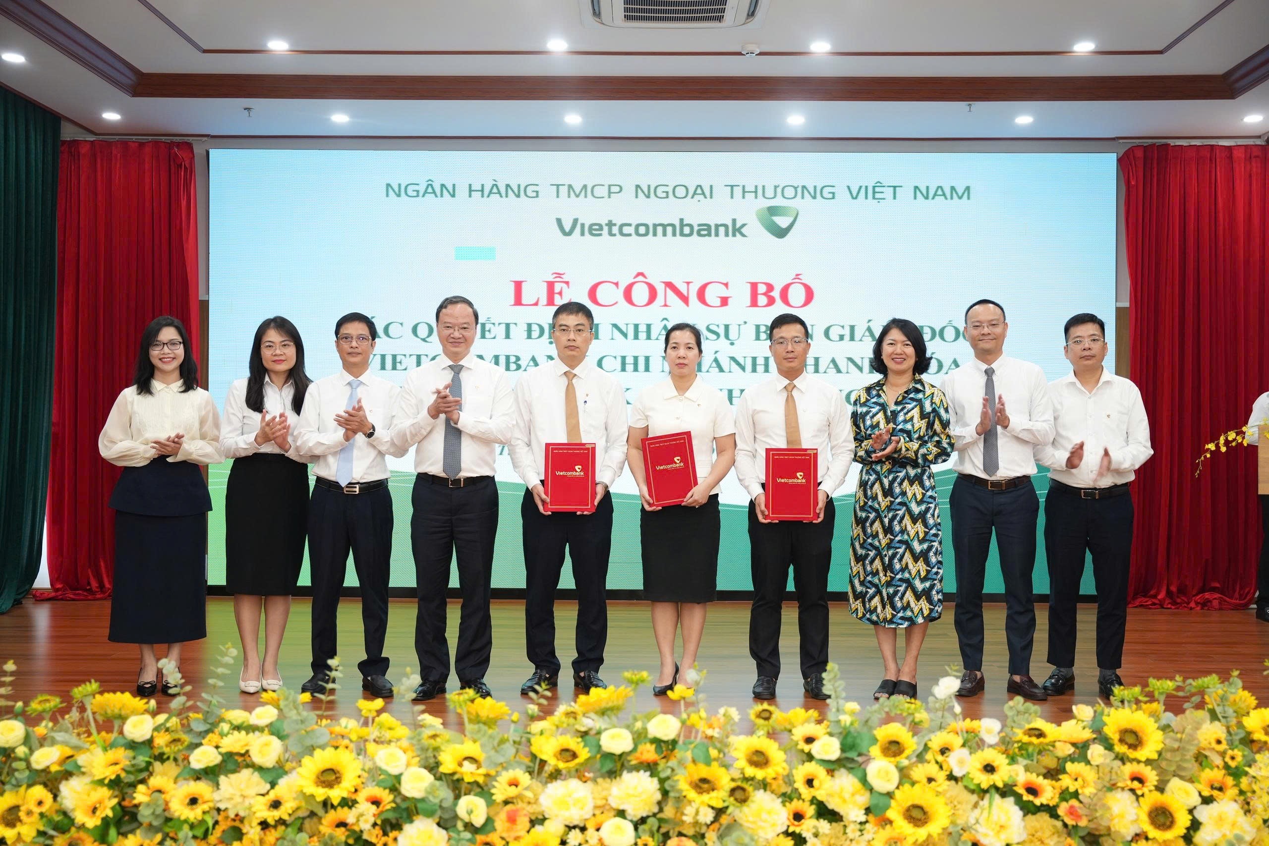 Đại diện Ban lãnh đạo và các đại biểu chụp ảnh lưu niệm với 03 nhân sự được điều động, bổ nhiệm và giao phụ trách