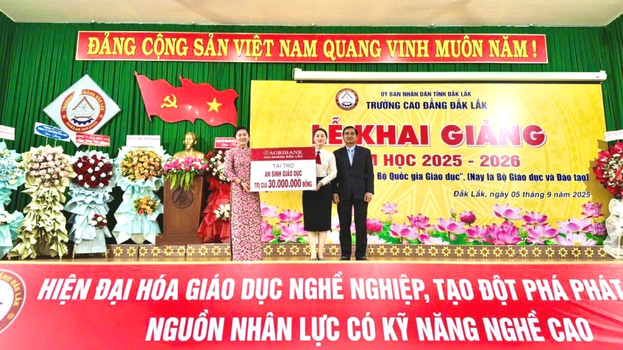 Bà Trịnh Thị Bích Lan (áo trắng) - Phó Giám đốc Agribank Chi nhánh Đắk Lắk trao tài trợ an sinh giáo dục tại Trường Cao đẳng Đắk Lắk