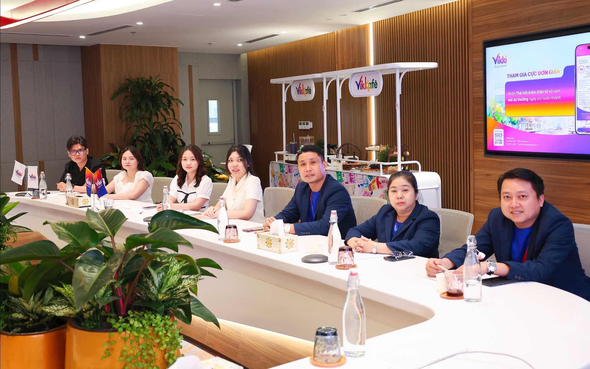 Sự kiện có sự tham dự của đại diện Bộ Công thương cùng nhiều khách hàng trực tiếp đến theo dõi