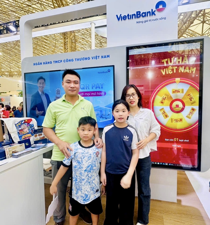 Nhiều phụ huynh cùng các em nhỏ check-in tại gian hàng VietinBank