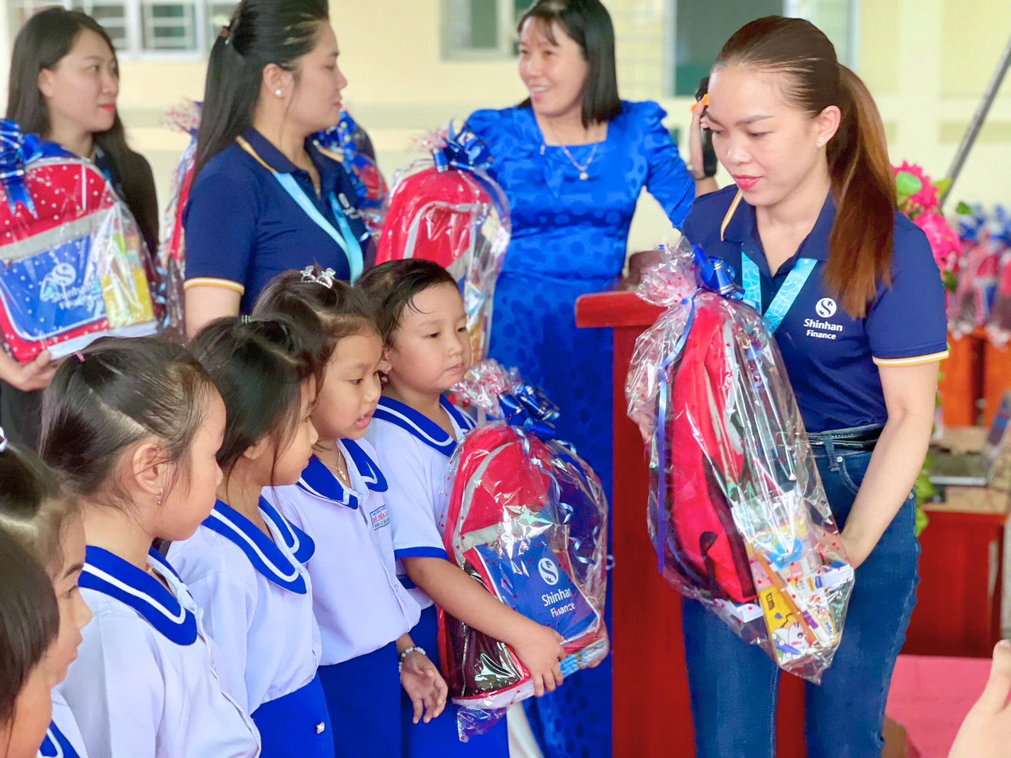 Ngày 5/9 vừa qua, tại Trường Tiểu học Đỗ Thừa Luông (phường An Xuyên, Cà Mau), Công ty Tài chính TNHH Một thành viên Shinhan Việt Nam (Shinhan Finance) - Chi nhánh Quận 5 đã tổ chức chương trình thiện nguyện “Trao yêu thương - Thắp sáng tinh hoa học đường”. Hoạt động nhằm tiếp thêm động lực cho các em học sinh có hoàn cảnh khó khăn, đồng hành cùng các em trên hành trình học tập.