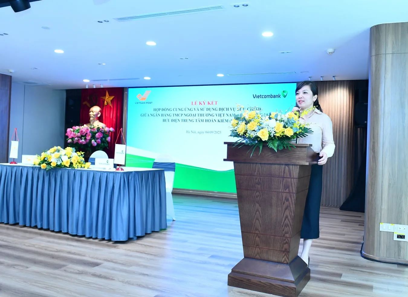 Bà Lê Nguyệt Anh - Phó Giám đốc Trung tâm hỗ trợ và chăm sóc khách hàng, Trung tâm phục vụ hành chính công thành phố Hà Nội phát biểu tại buổi lễ