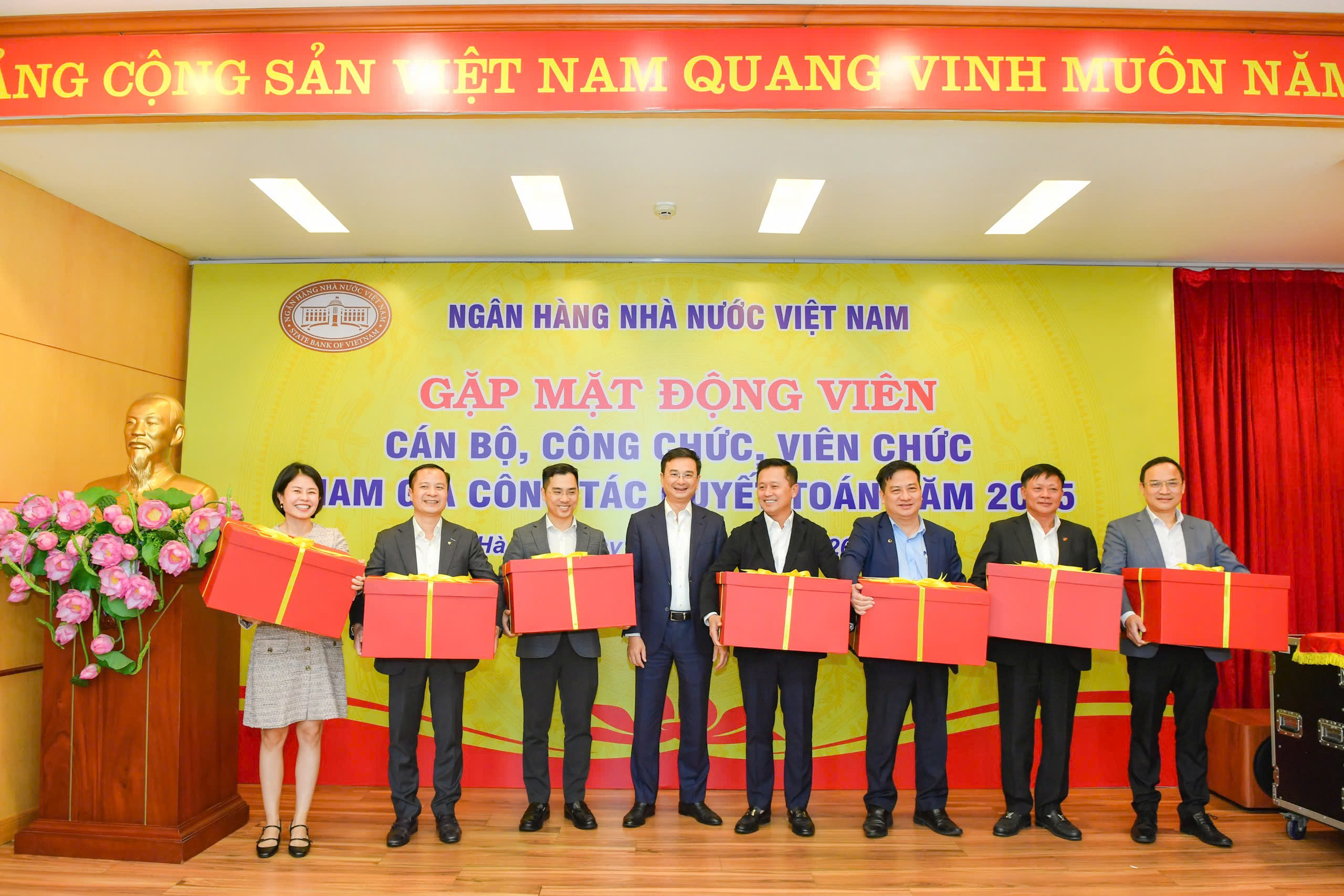 Thống đốc Nguyễn Thị Hồng, Phó Thống đốc Phạm Tiến Dũng và Phó Thống đốc Phạm Thanh Hà tặng quà động viên các đơn vị trực tiếp tham gia công tác quyết toán năm 2025