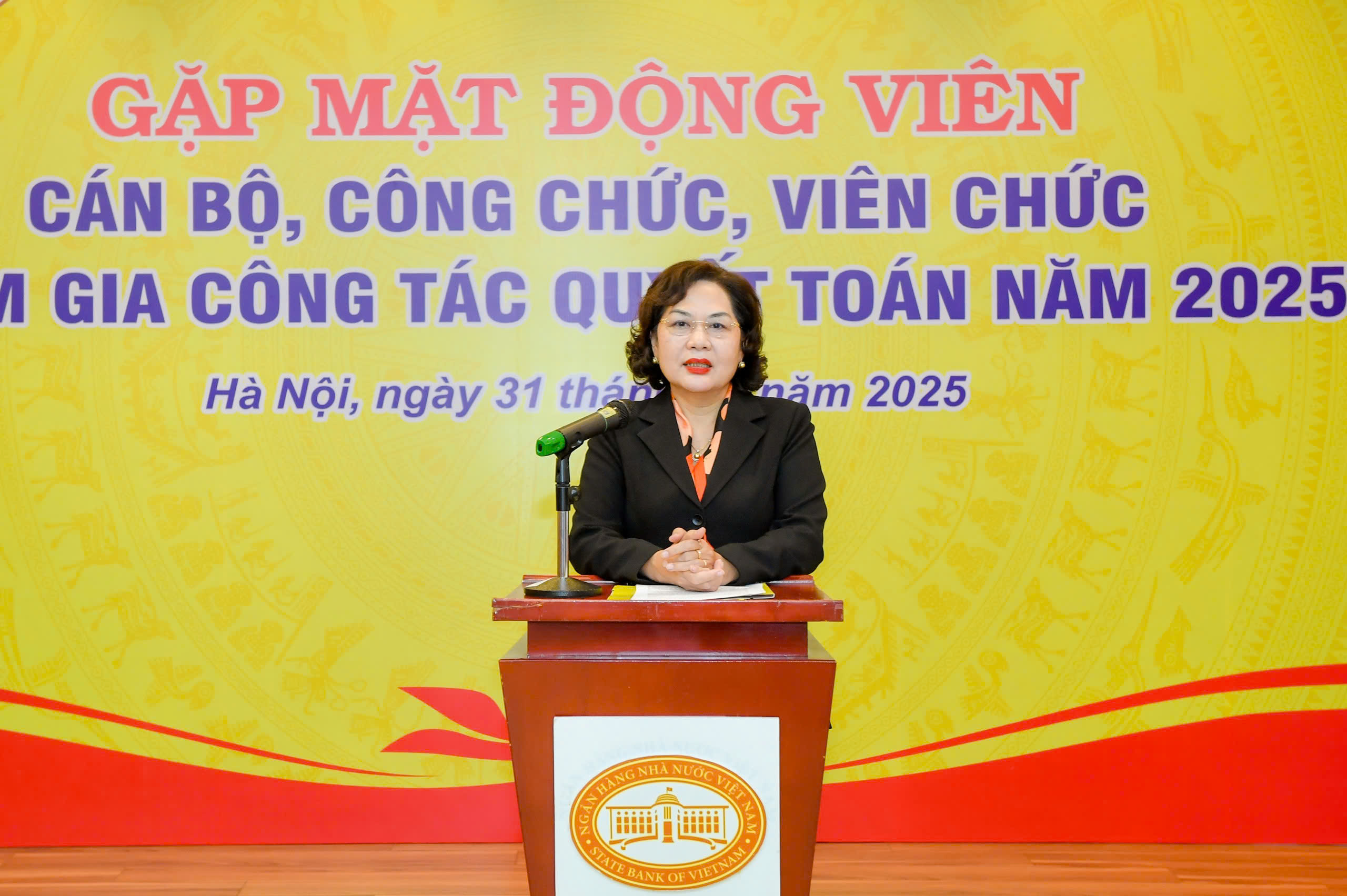 Thống đốc Nguyễn Thị Hồng phát biểu tại buổi gặp mặt