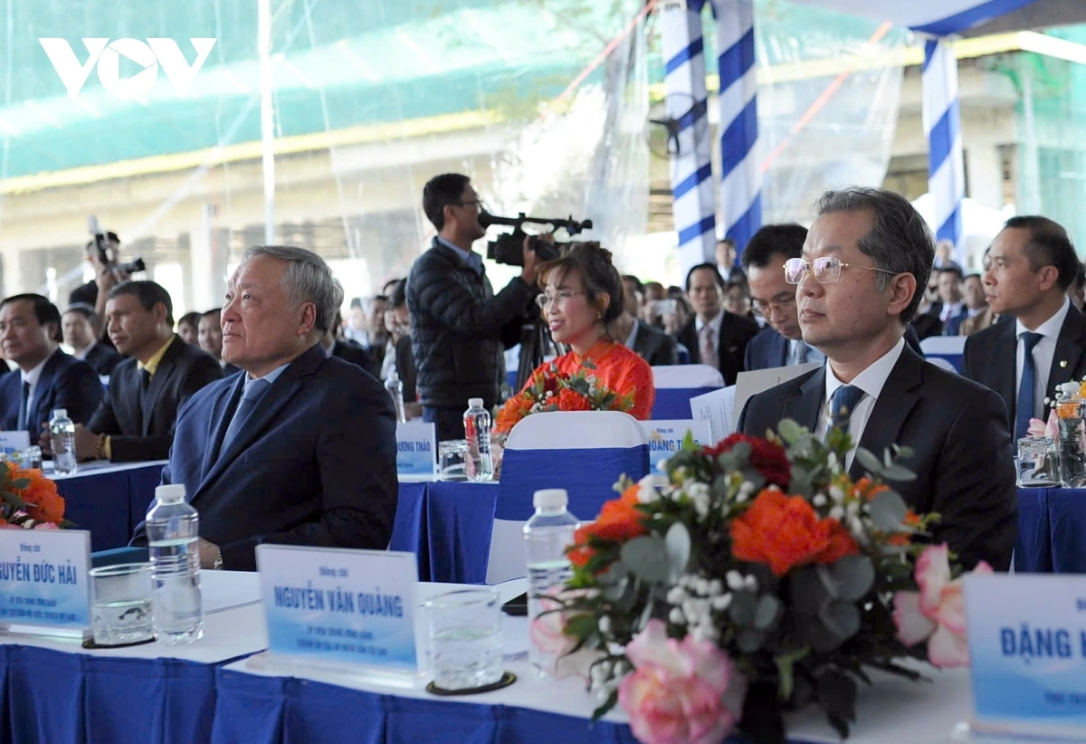 Phó Thủ tướng Thường trực Nguyễn Hòa Bình (bên trái) và ông Nguyễn Văn Quảng, Chánh án Tòa án Nhân dân Tối cao dự lễ khai trương.