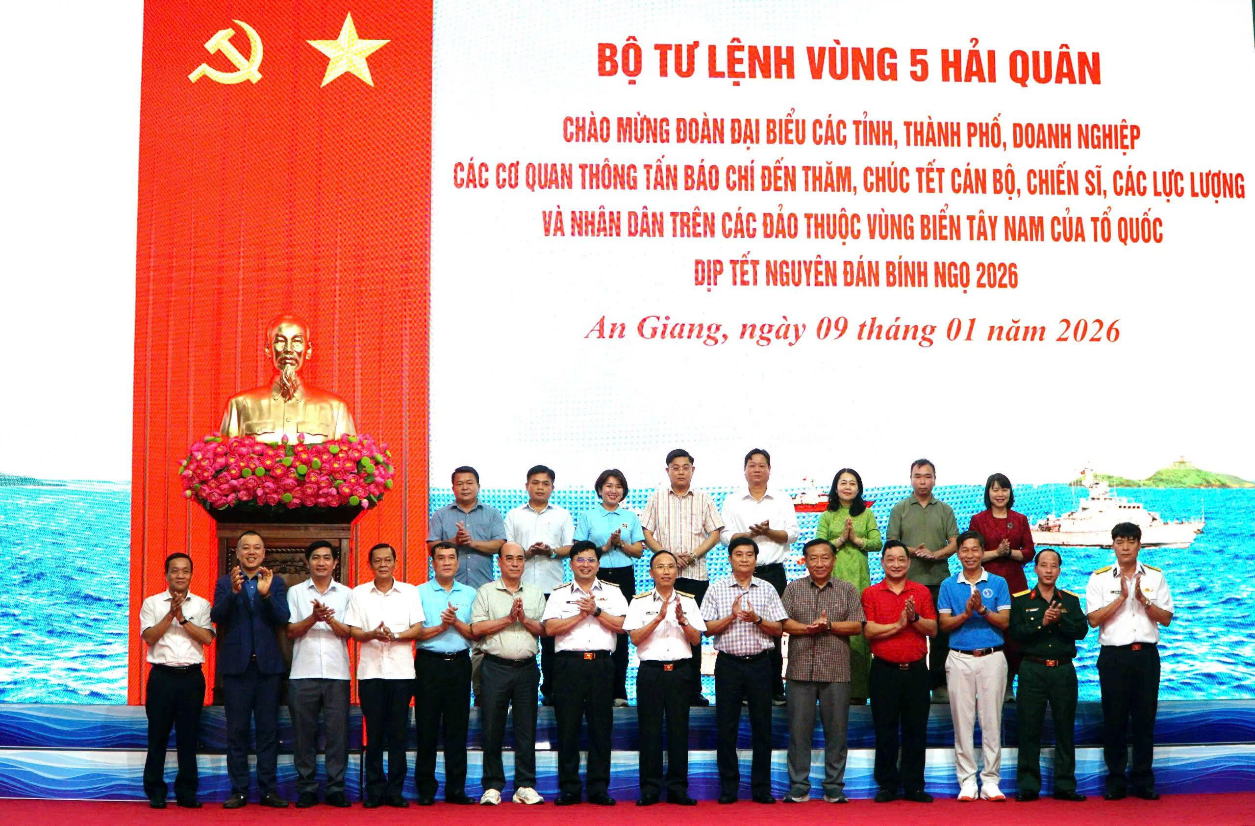 Lãnh đạo Bộ Tư lệnh Vùng 5 Hải quân chụp hình lưu niệm 
