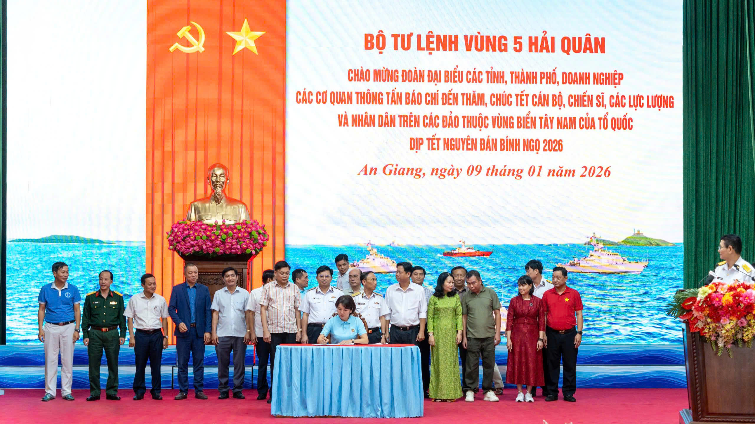 Bà Lê Thị Hằng, đại diện Đoàn công tác Agribank ký giao ước thi đua