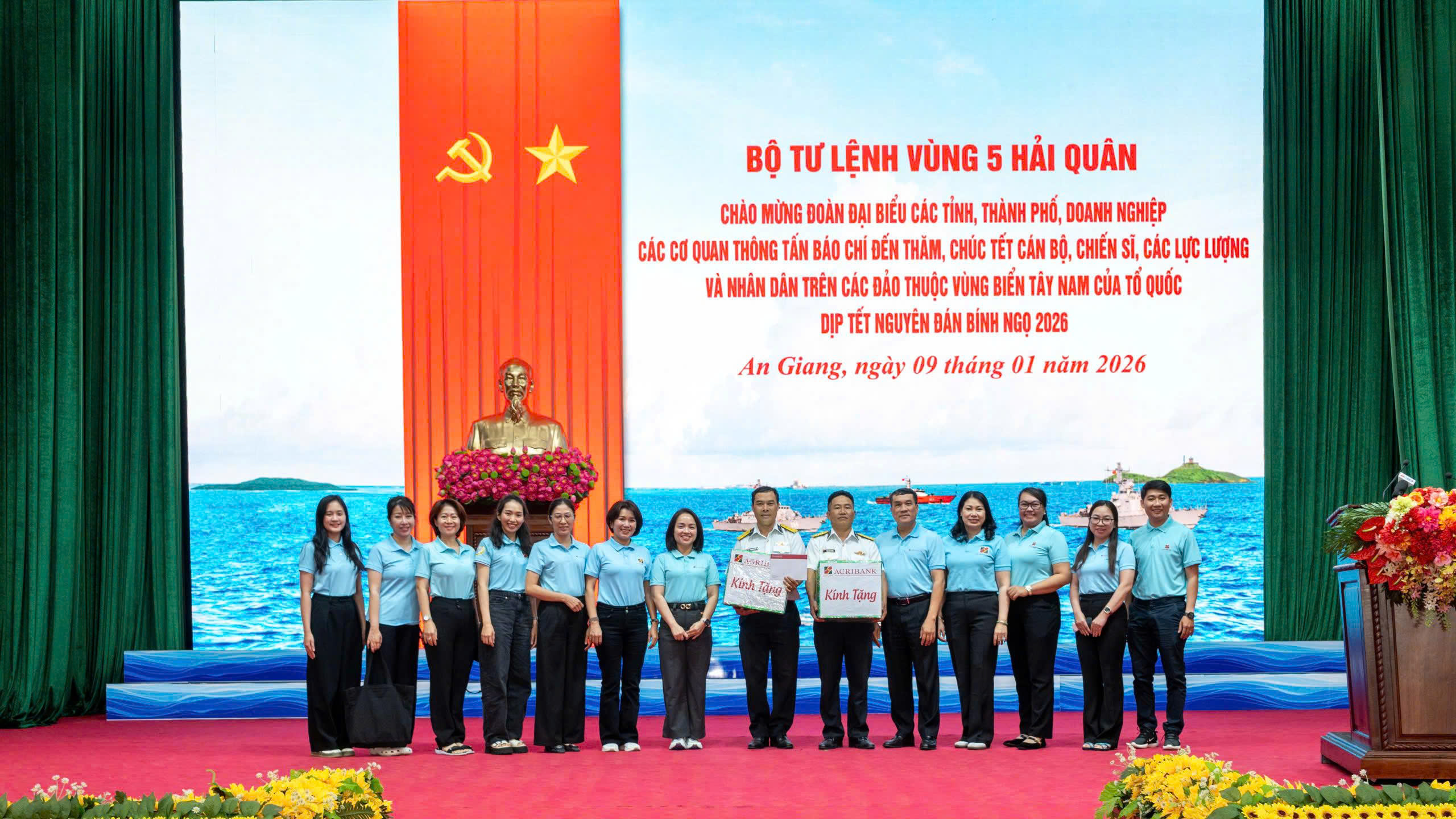 Đoàn công tác Agribank trao quà Bộ Tư lệnh Vùng 5 Hải quân