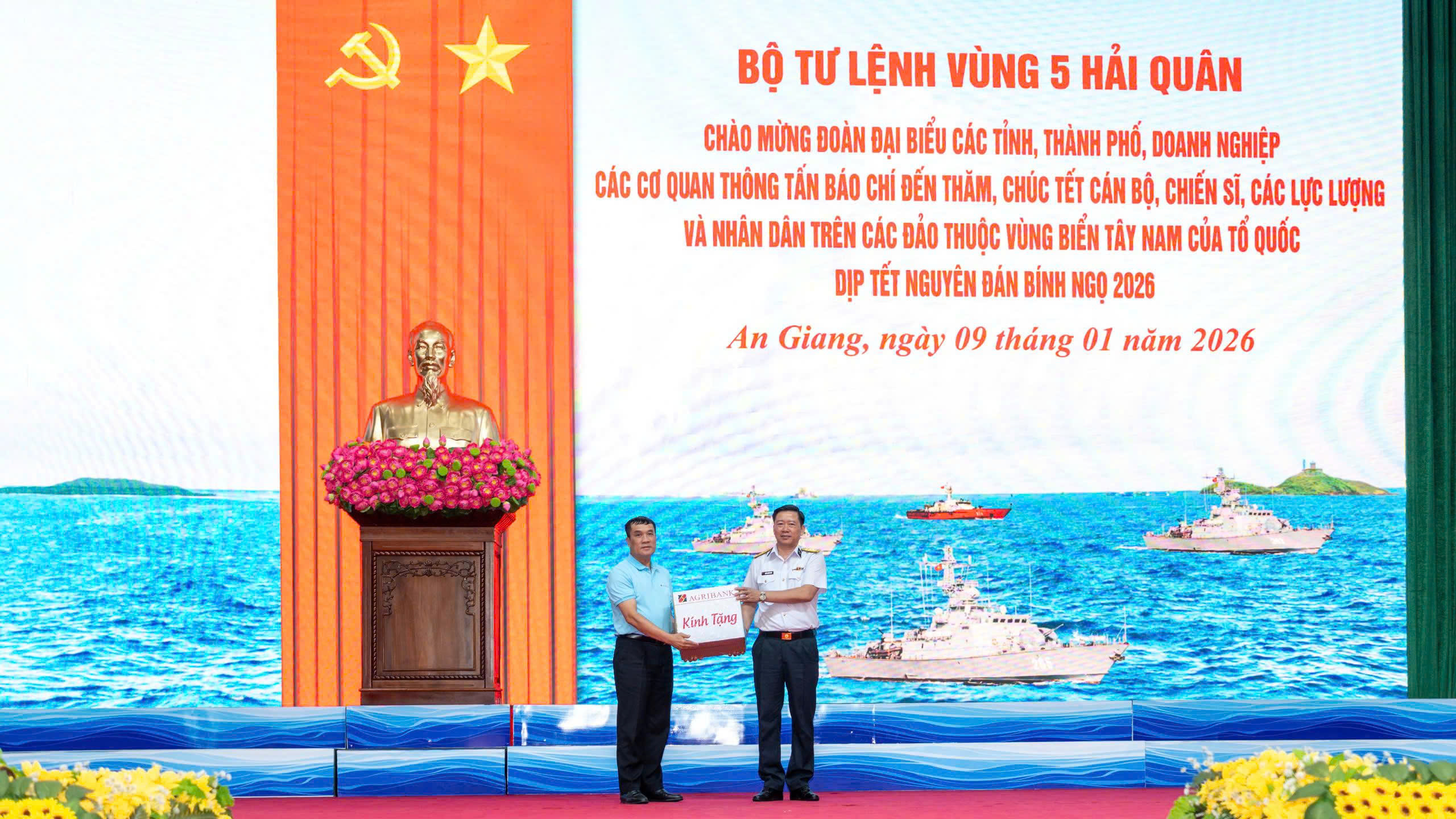 Ông Hoàng Văn Thắng (bên trái), Trưởng khối Truyền thông và Thương hiệu Agribank tặng quà Bộ Tư lệnh Vùng 5 Hải quân.
