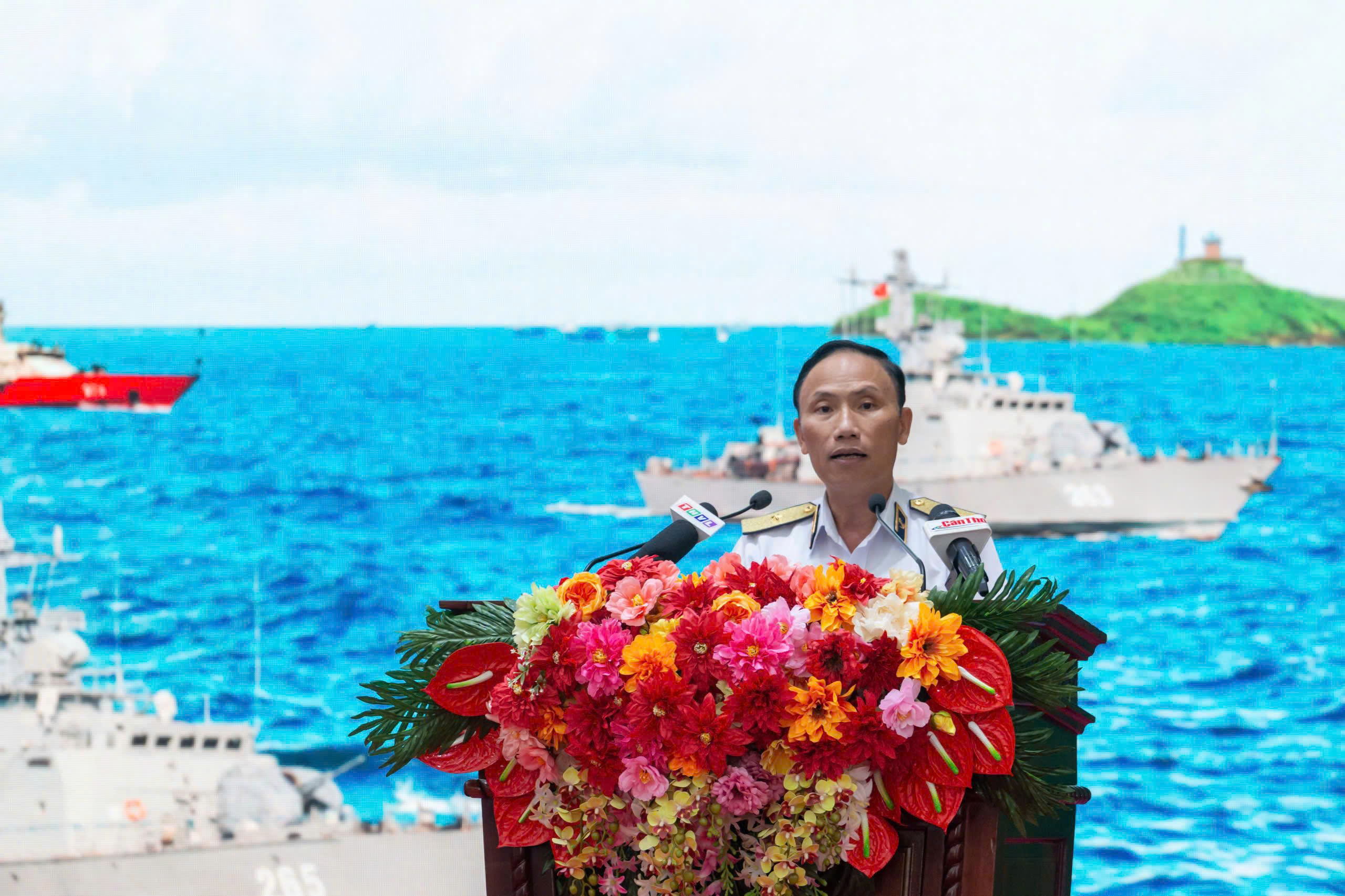 Chuẩn đô đốc Ngô Văn Thành, Bí thư Đảng uỷ, Chính ủy Vùng 5 Hải quân phát biểu tại buổi họp mặt các đoàn công tác thăm và chúc Tết.