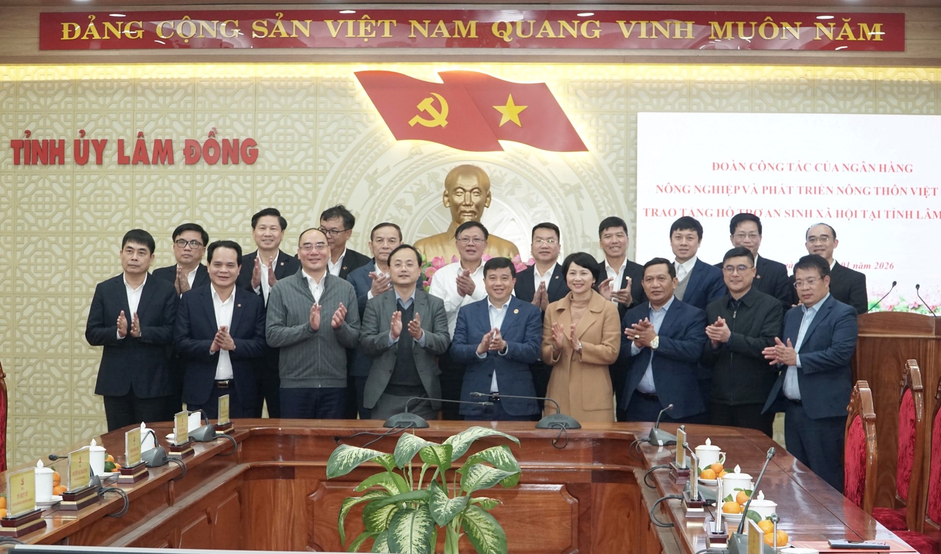 Đoàn công tác Agribank chụp hình lưu niệm cùng lãnh đạo tỉnh Lâm Đồng