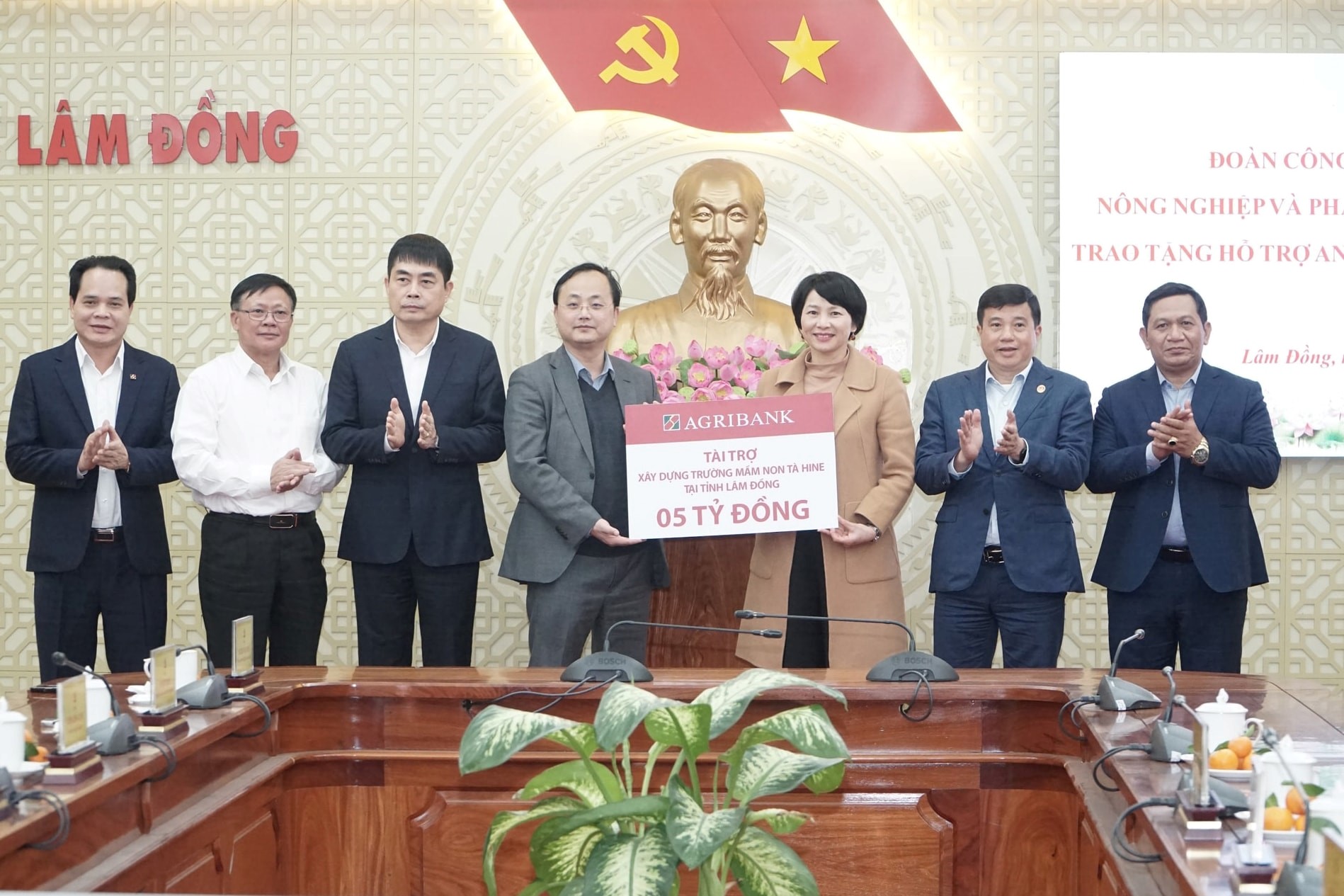 Agribank trao bảng tượng trưng tặng 5 tỷ đồng hỗ trợ xây dựng trường mầm non Tà Hine tại tỉnh Lâm Đồng