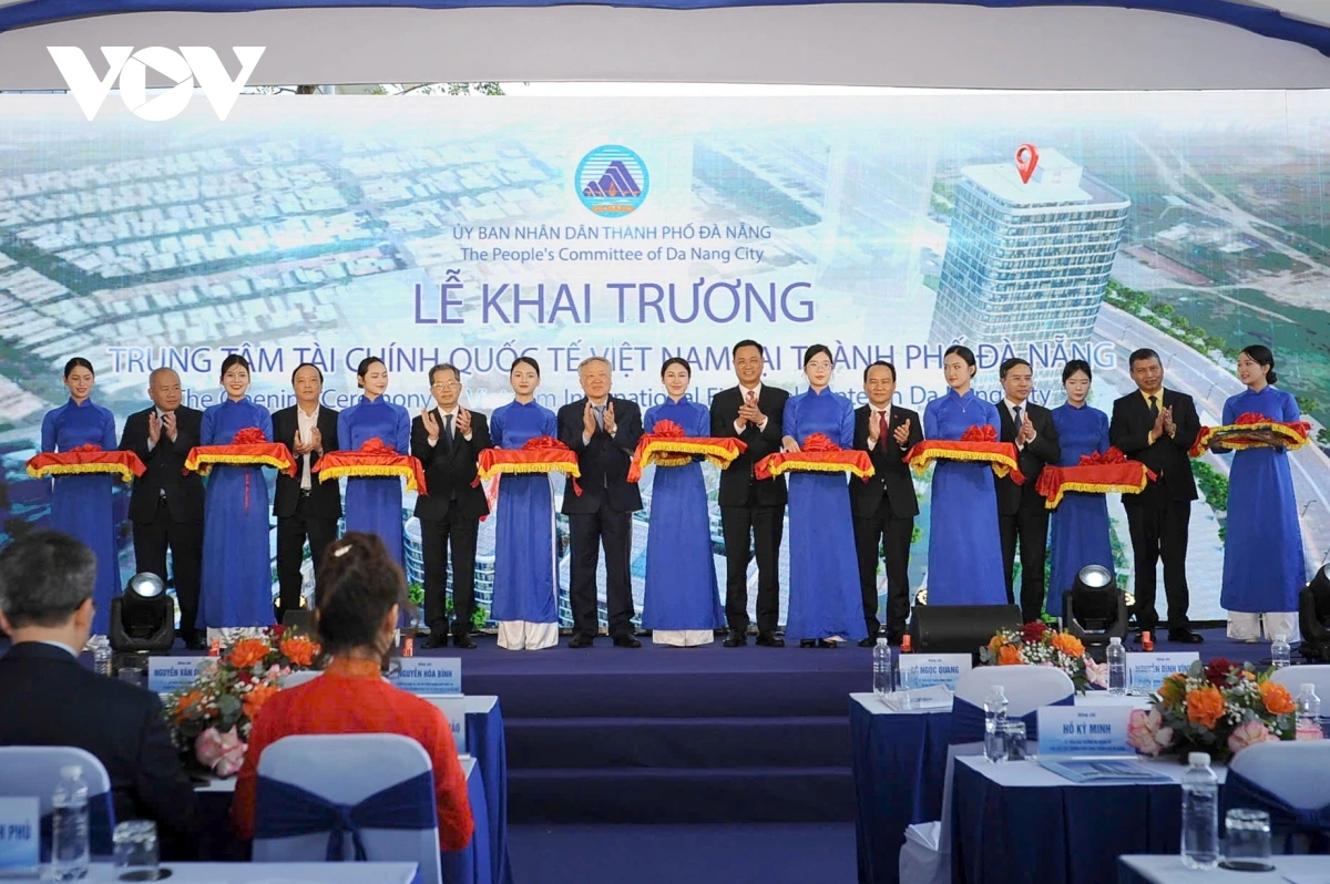 Cắt băng khai trương Trung tâm Tài chính quốc tế Việt Nam tại Đà Nẵng