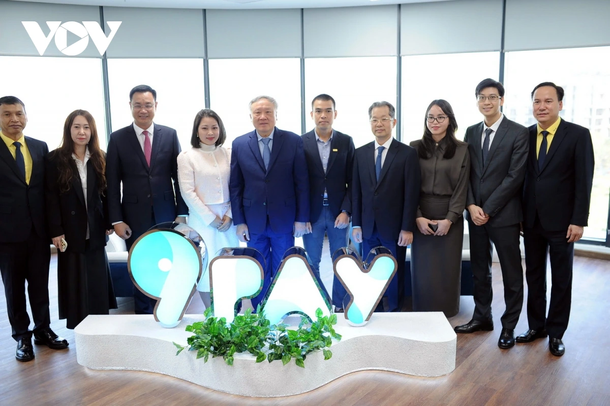 Phó Thủ tướng Nguyễn Hòa Bình (giữa); ông Nguyễn Văn Quảng, Chánh án Tòa án Nhân dân Tối cao và Lãnh đạo TP Đà Nẵng chụp hình lưu niệm với cán bộ, nhân viên Cơ quan điều hành Trung tâm Tài chính quốc tế tại Đà Nẵng