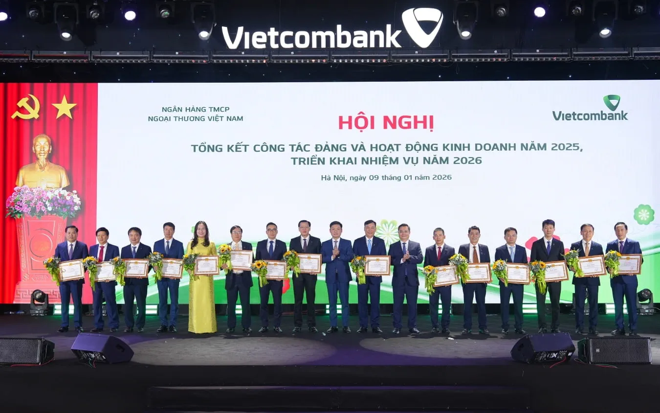 Đ/c Nguyễn Thanh Tùng - Ủy viên BCH Đảng bộ Chính phủ, Bí thư Đảng ủy, Chủ tịch HĐQT Vietcombank (thứ 7 từ phải sang) trao giấy khen của Đảng ủy Vietcombank và đ/c Nguyễn Danh Phương - Phó Bí thư thường trực Đảng ủy Vietcombank (thứ 9 từ phải sang) tặng hoa chúc mừng cho 15 tổ chức Đảng tiếp theo “Hoàn thành xuất sắc nhiệm vụ” năm 2025: Đảng bộ các Chi nhánh Hà Nội, Tân Bình Dương, Hải Phòng, Nam Hà Nội, Quảng Nam, Vinh, Hoàn Kiếm, Thành phố Hồ Chí Minh, Đắk Lắk, Công ty Chứng khoán và Chi bộ các Chi nhánh: Hà Thành, Ninh Bình, Hà Nam, Kinh Bắc, Phúc Yên,