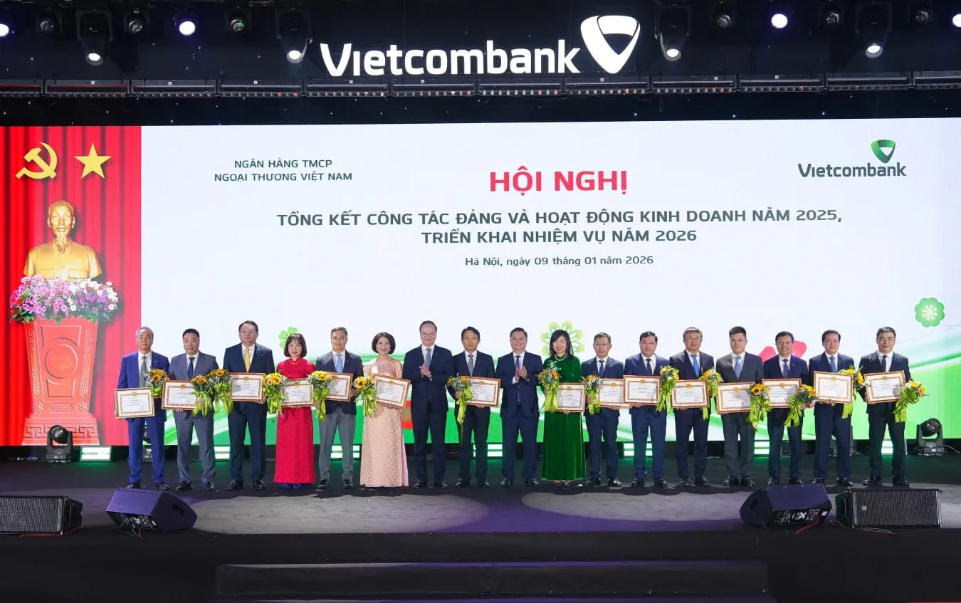 Đ/c Nguyễn Thanh Tùng - Ủy viên BCH Đảng bộ Chính phủ, Bí thư Đảng ủy, Chủ tịch HĐQT Vietcombank (thứ 9 từ trái sang) trao giấy khen của Đảng ủy Vietcombank và đ/c Lê Quang Vinh - Phó Bí thư Đảng ủy, Thành viên HĐQT, Tổng Giám đốc Vietcombank (thứ 7 từ trái sang) tặng hoa chúc mừng cho 15 tổ chức Đảng “Hoàn thành xuất sắc nhiệm vụ” năm 2025: Đảng bộ Trụ sở chính, Đảng bộ các Chi nhánh: Tây Hồ, Sở giao dịch, Ba Đình, Thanh Xuân, Thủ Đức, Bắc Giang, Hải Dương, Nam Sài Gòn, Hà Tĩnh, Hưng Yên, Bắc Ninh, Thành Công, Vĩnh Phúc và Chi bộ Chi nhánh Hoàng Mai