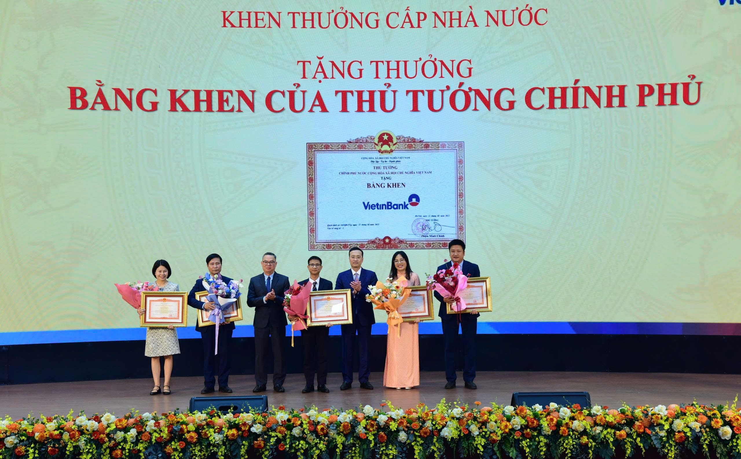 Các cán bộ tiêu biểu của VietinBank nhận Bằng khen của Thủ tướng Chính phủ - Ảnh: XN