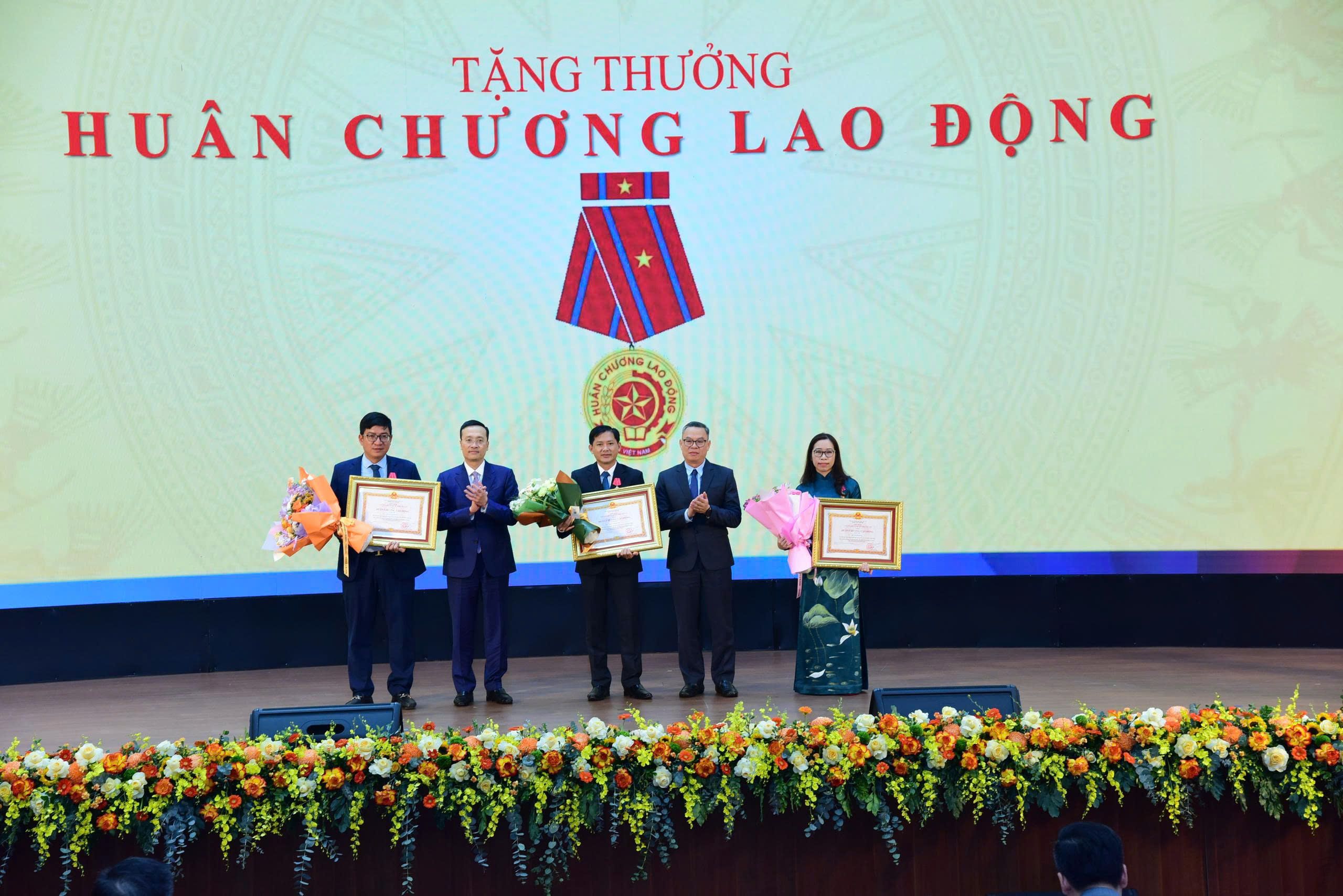 Các cán bộ tiêu biểu của VietinBank nhận Huân chương Lao động hạng Ba - Ảnh: XN