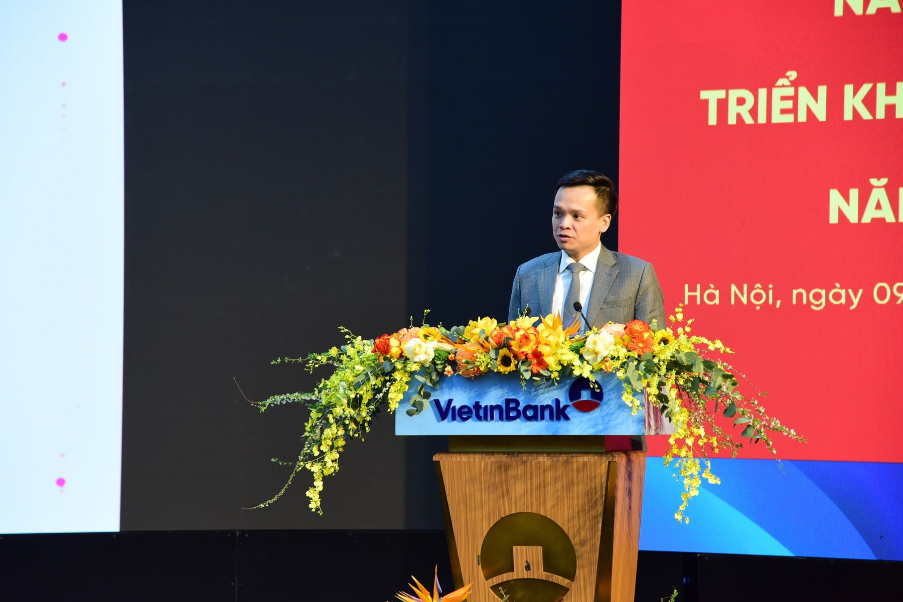 Đồng chí Nguyễn Trần Mạnh Trung - Phó Bí thư Đảng ủy, Thành viên HĐQT kiêm Tổng Giám đốc VietinBank trình bày Báo cáo tổng kết HĐKD năm 2025 và triển khai nhiệm vụ kinh doanh năm 2026 - Ảnh: XN