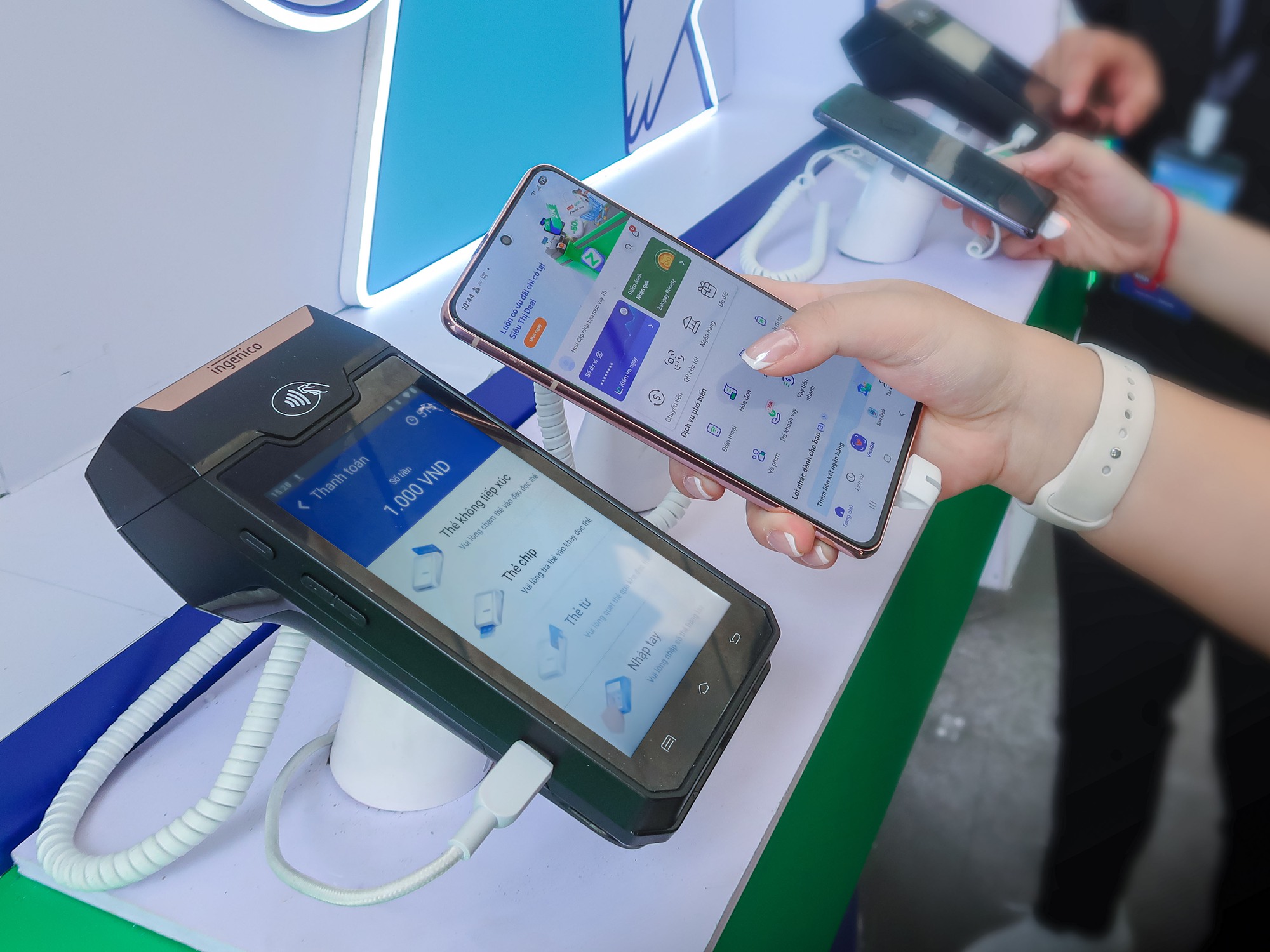 Thanh toán dễ dàng cùng Zalopay: chỉ một chạm điện thoại vào máy thanh toán thẻ