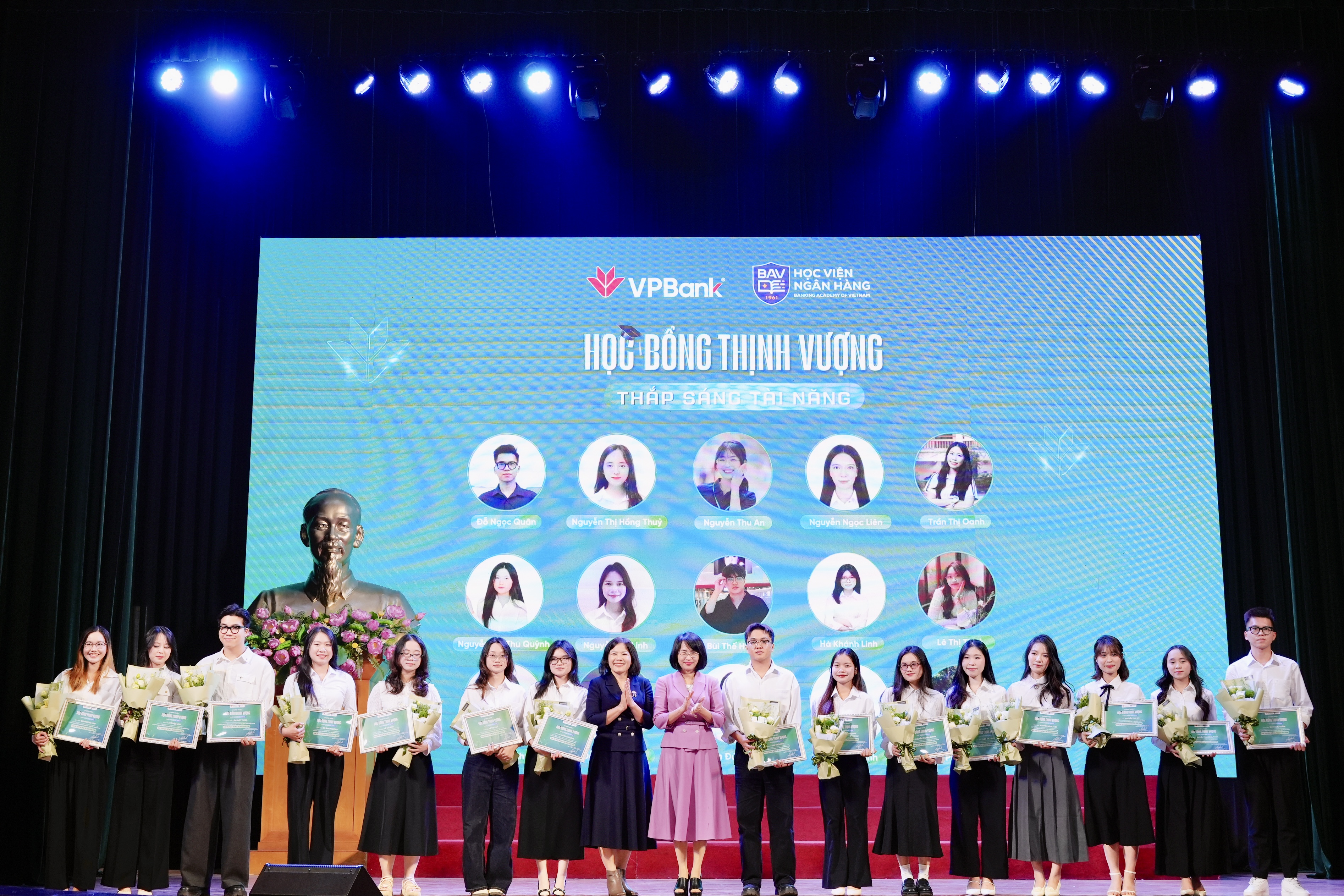 PGS.TS. Phạm Thị Hoàng Anh – Phó Giám đốc phụ trách Ban Giám đốc Học viện và Bà Trần Thị Diệp Anh – Giám đốc Khối Quản trị nguồn nhân lực VPBank trao học bổng cho các em sinh viên