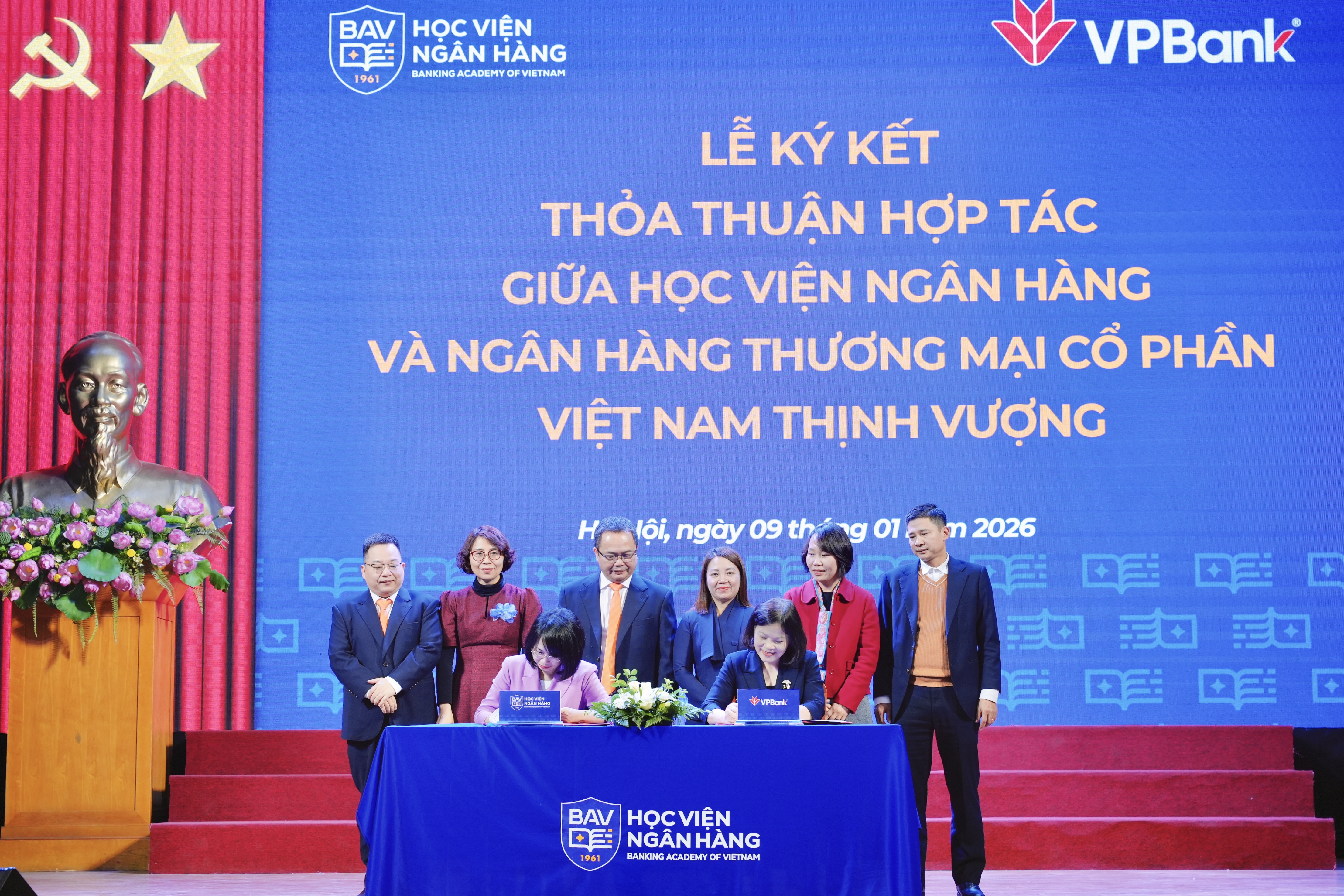 Đại diện BAV và VPBank thực hiện nghi thức ký kết Biên bản thỏa thuận hợp tác chiến lược
